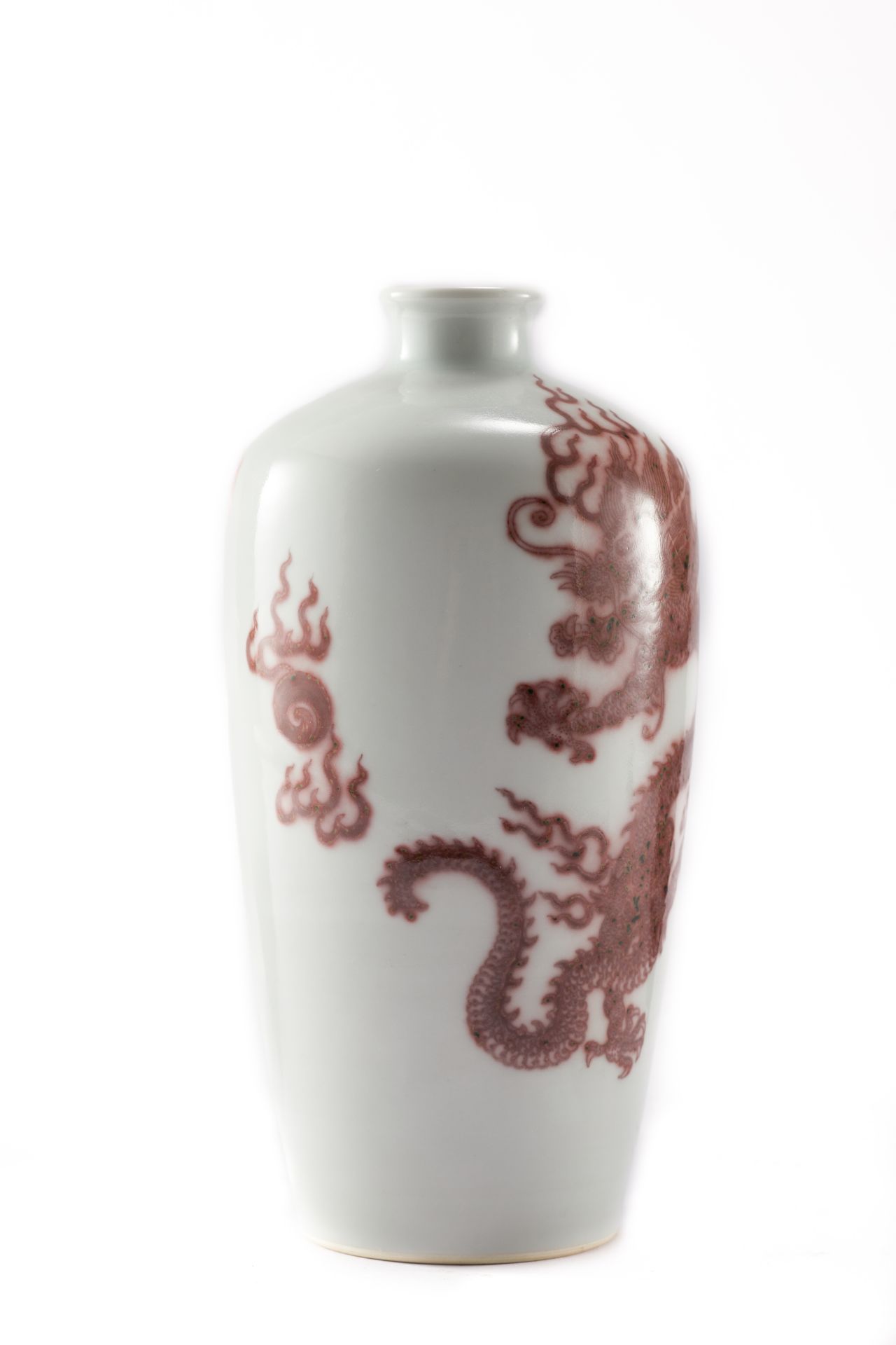 Vase à col étroit en porcelaine blanche décoré en rouge de fer sous couverte de deux dragons