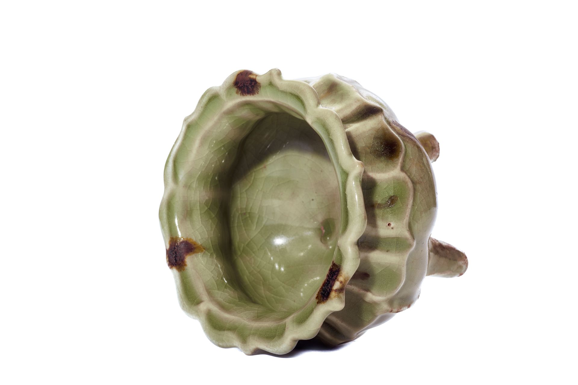 Brûle parfum tripode sur haut piètement en porcelaine du longquan à décor de godrons à la partie - Bild 4 aus 6