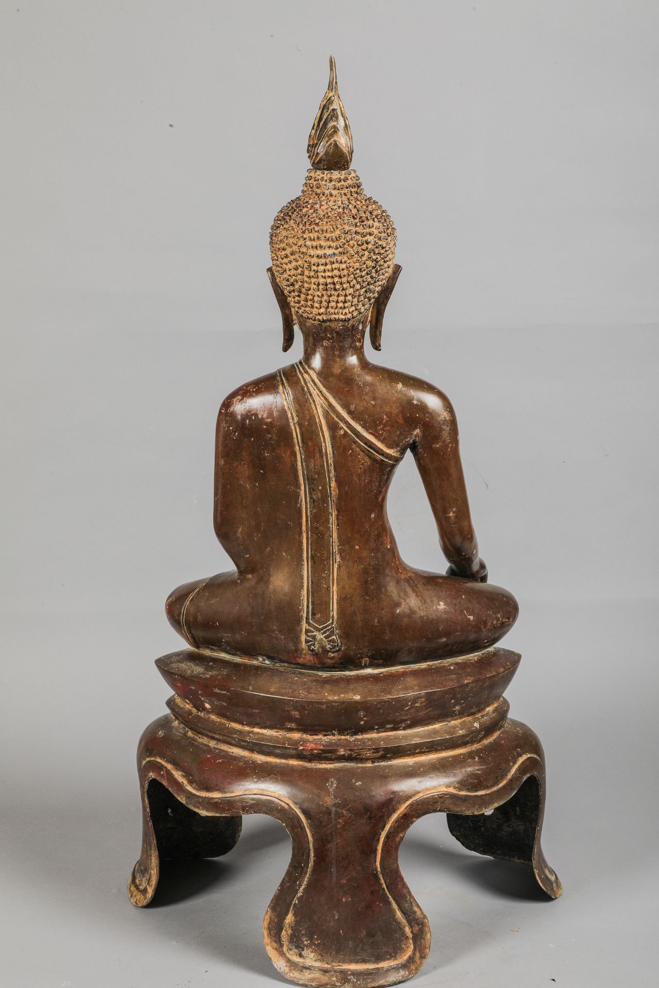 Buddha Maravijaya assis sur un haut socle tripode, en Dyana Asana , la main droite en Bhumisparsha - Image 4 of 4