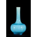 Petit vase flacon à corps globulaire et col droit en porcelaine à glaçure monochrome turquoise Chine