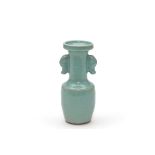 Vase cylindrique à col droit et paire d’anses zoomorphes en porcelaine du Longquan à couverte