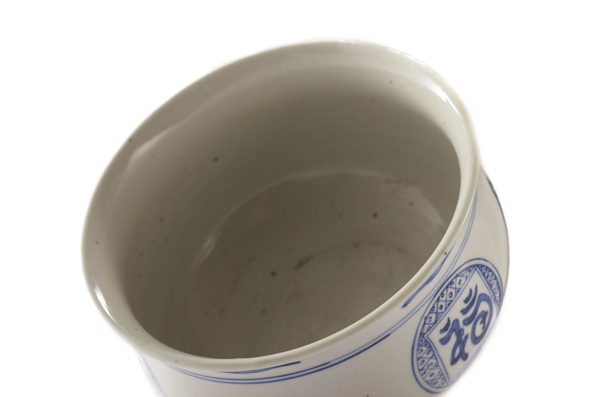 Brûle parfum en porcelaine blanche décoré en bleu cobalt sous couverte de sages taoïstes et - Image 4 of 4