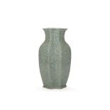 Vase « Ghe Yao » Janus à double corps hexagonal en porcelaine grise à large craquelure de type Chine