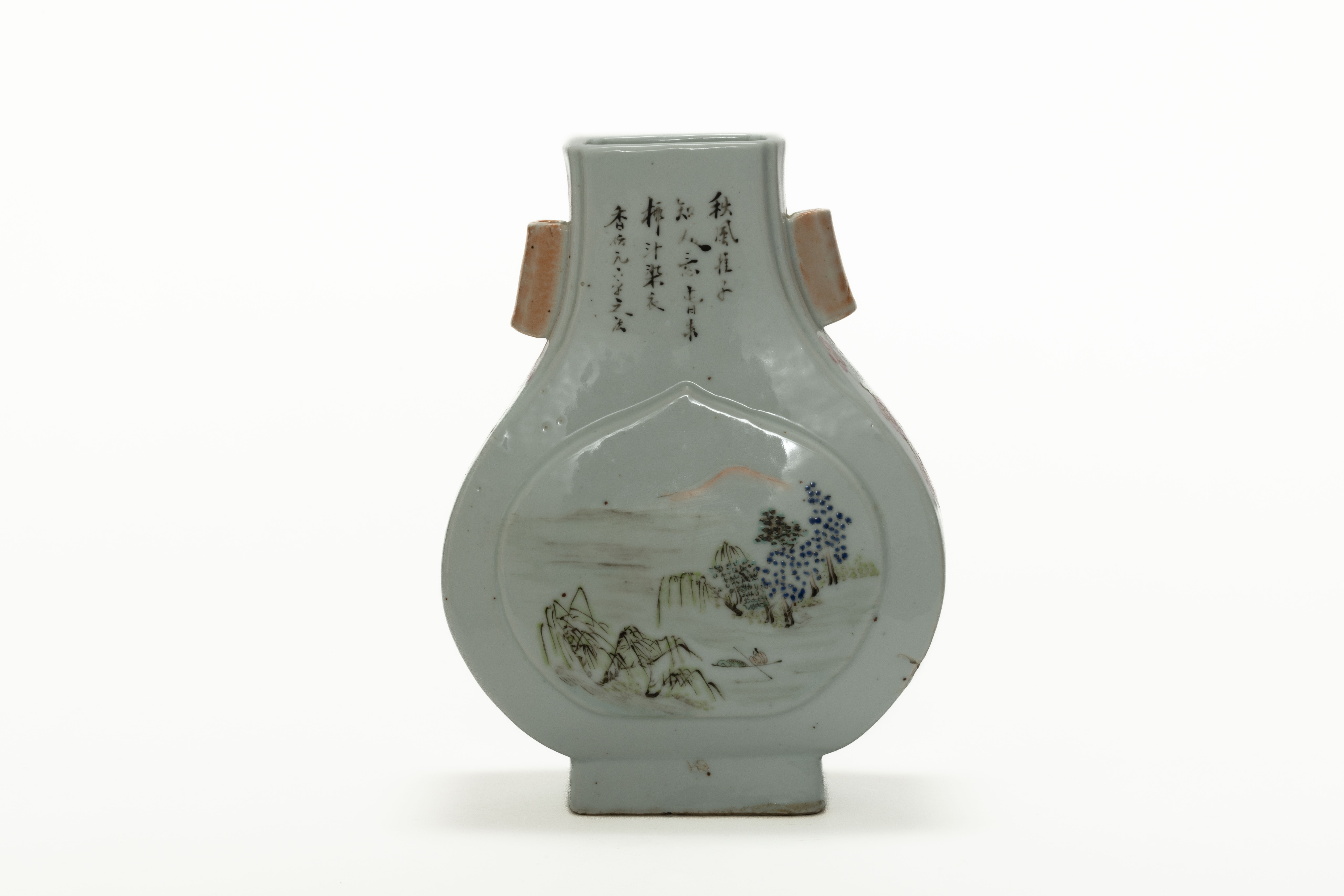 Vase de forme « Hu » serti d’anses cylindriques au col, en porcelaine famille rose décoré en émaux