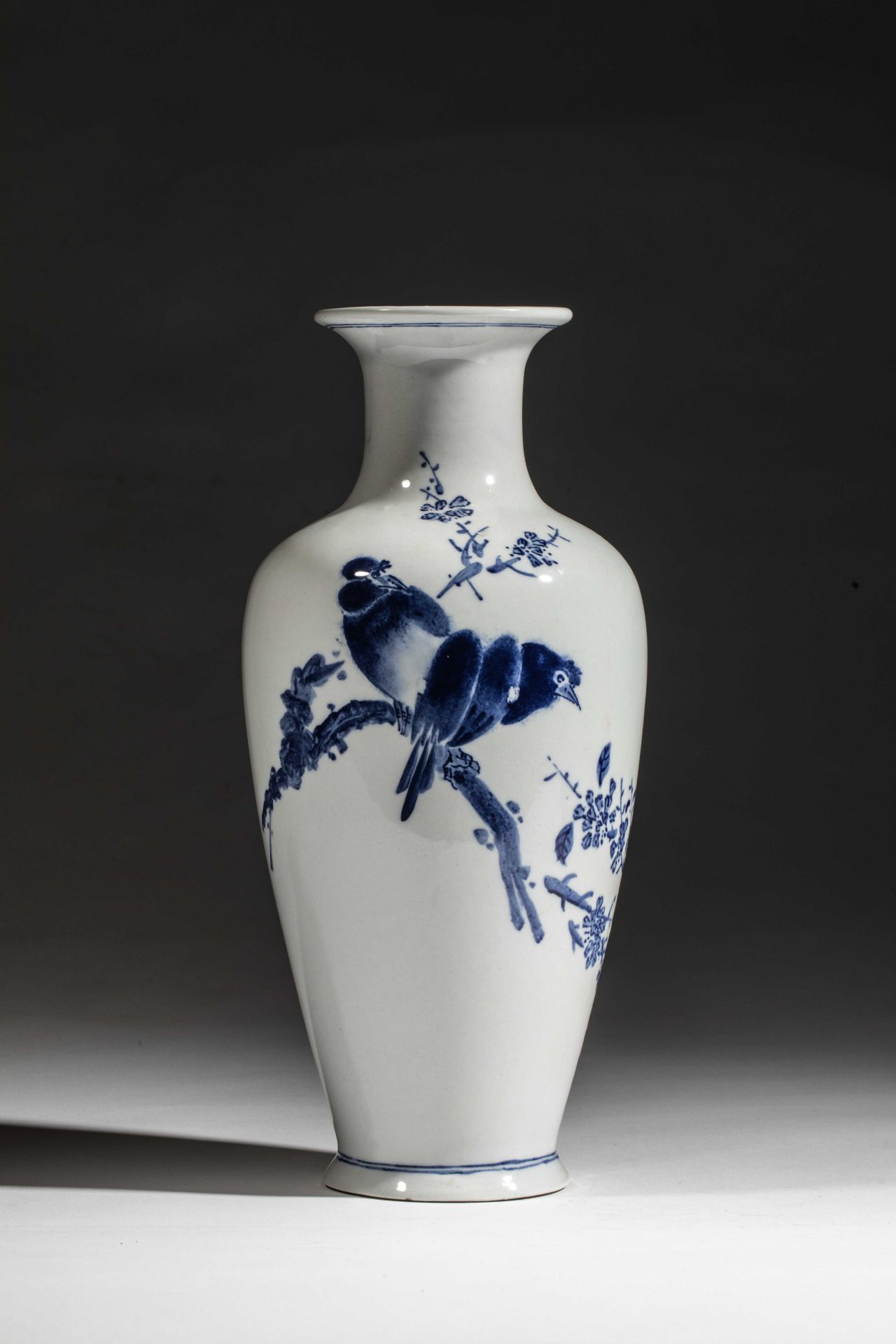 Vase balustre en porcelaine blanche décorée en bleu cobalt sous couverte d'un couple de menâtes