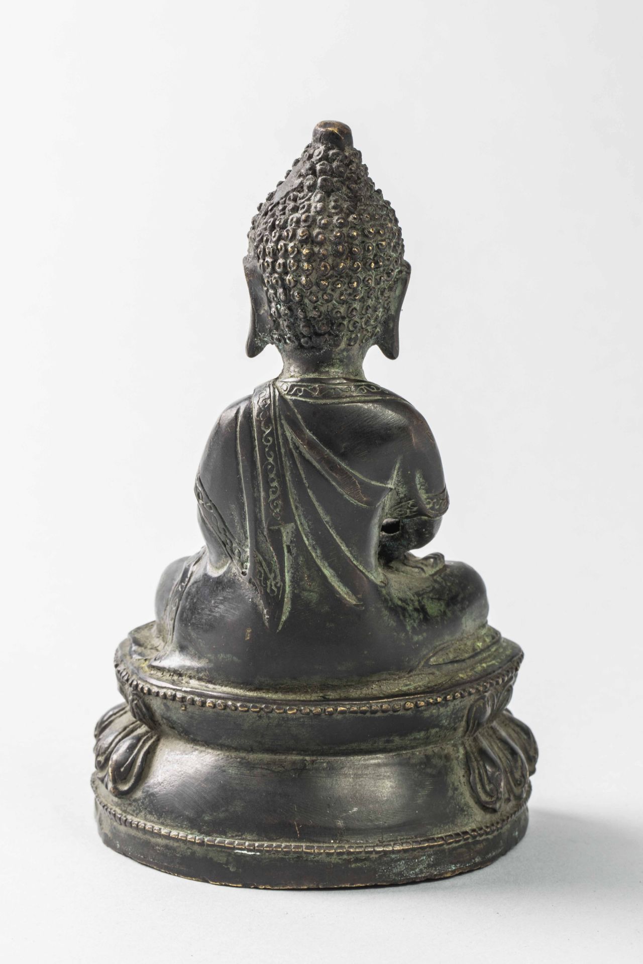 Buddha Amitayus assis sur un socle lotiforme en méditation, les deux mains en offrande, vêtue de - Image 3 of 4