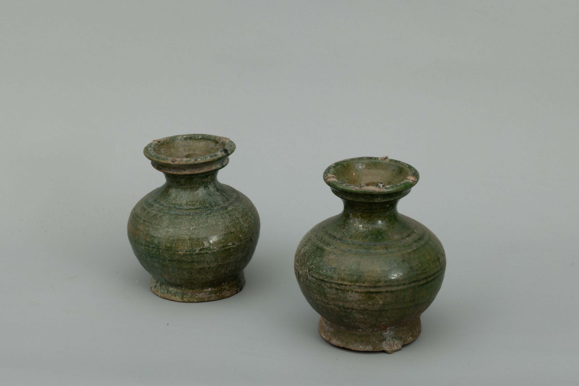 Paire de petits vases Hu offrandes funéraire En terre cuite à glaçure monochrome verte imitant la - Bild 3 aus 8