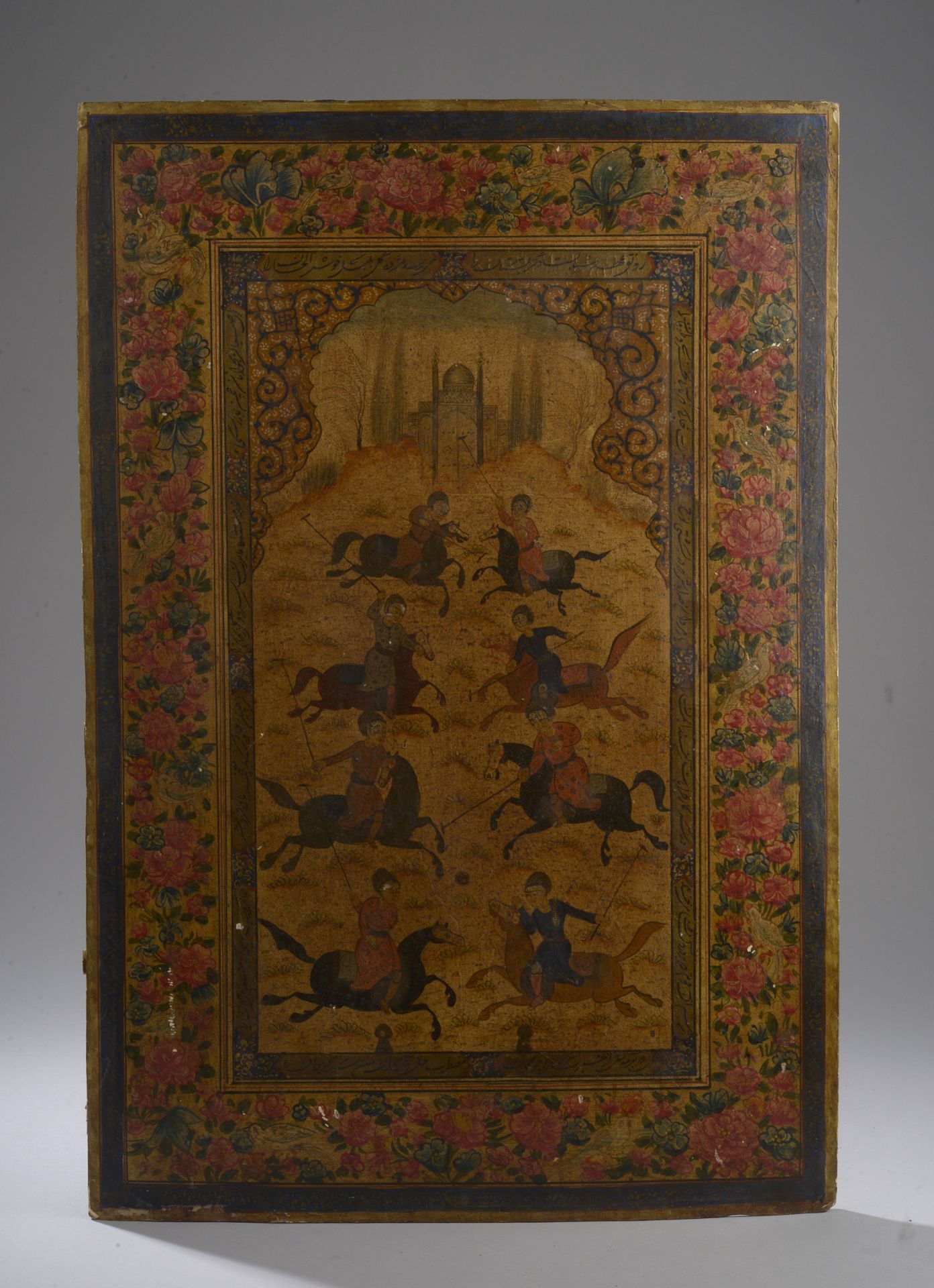 Miniature illustrant une partie de polo animée de huit cavaliers devant une mosquée dans une réserve