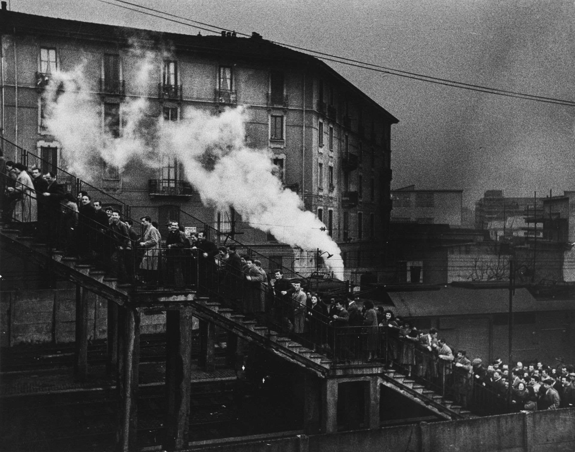 De Biasi, Mario (1923-2013) - Arrivo degli operai a Porta Romana, 1952