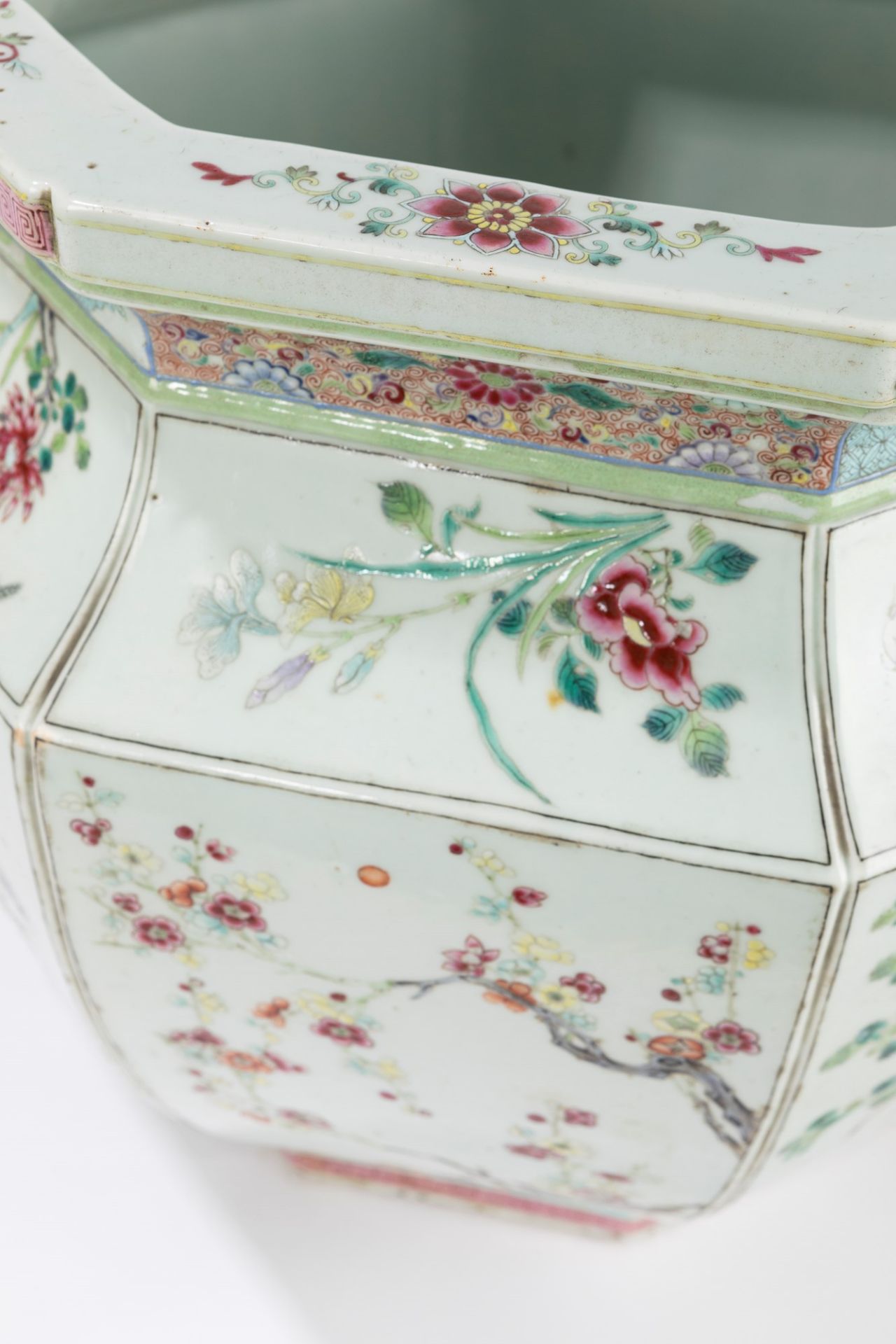 A large Chinese famille rose porcelain jardiniere. China, 19th century - Image 3 of 3