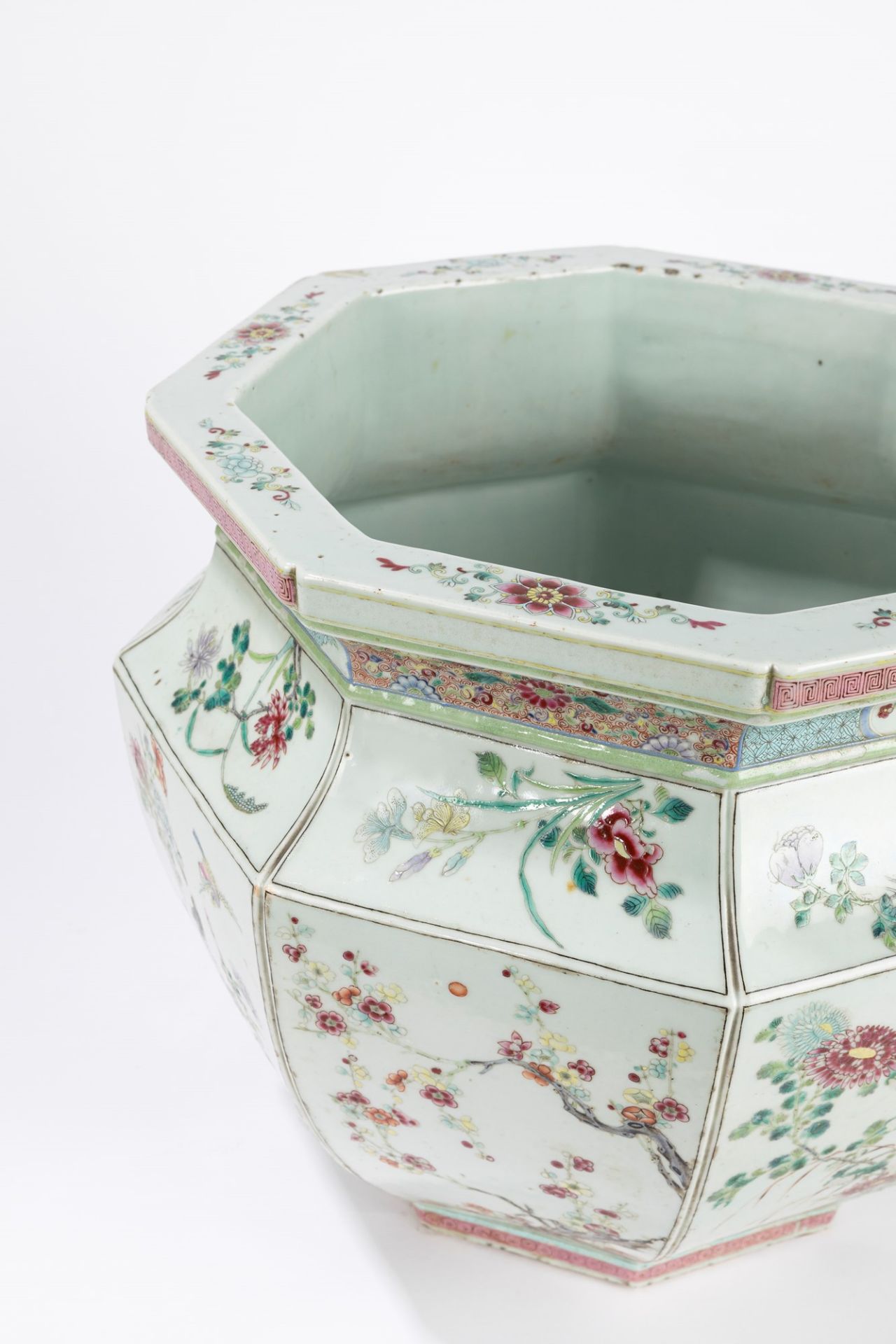 A large Chinese famille rose porcelain jardiniere. China, 19th century - Image 2 of 3