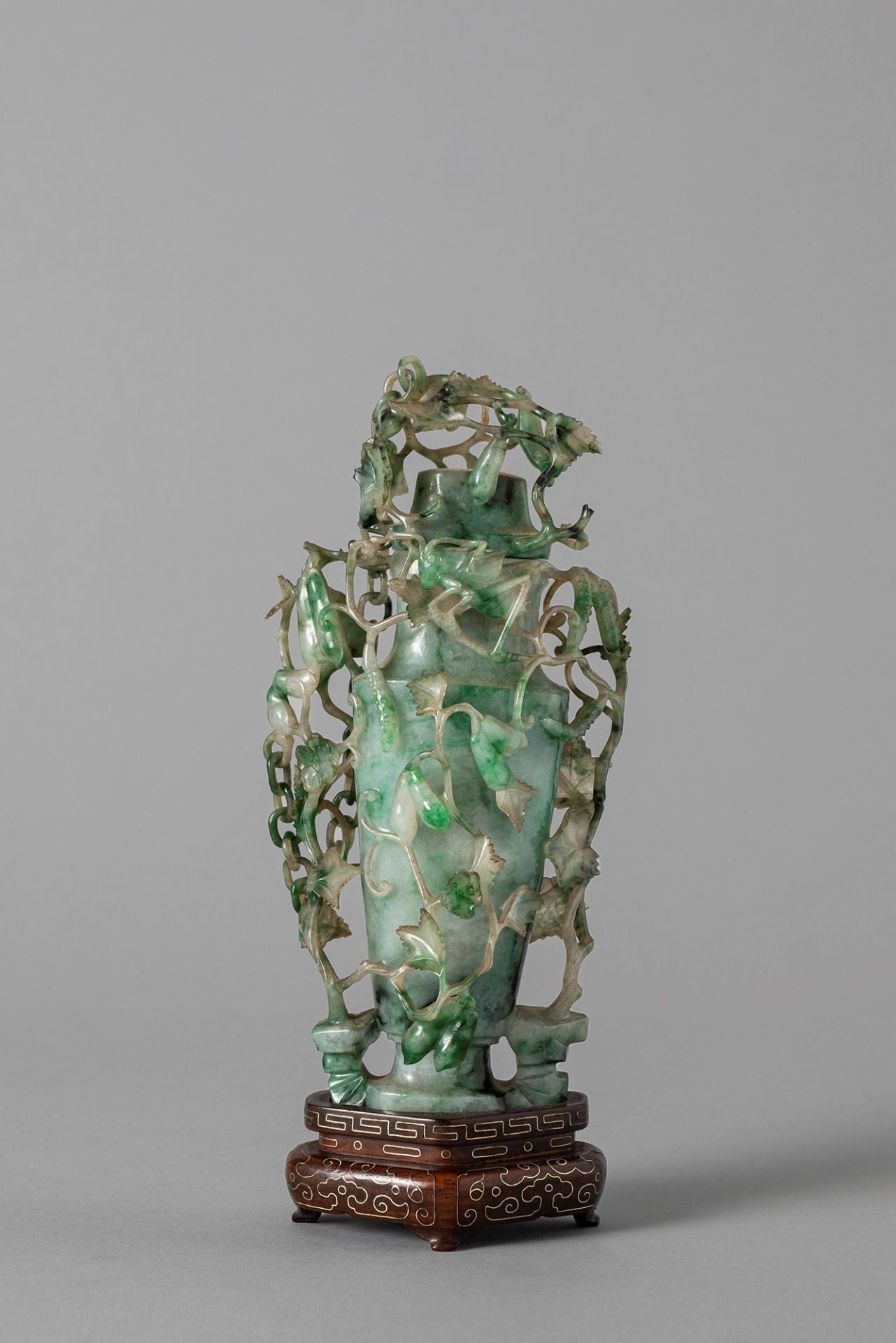 An apple green jade vase with cover. China, late Qing dynasty