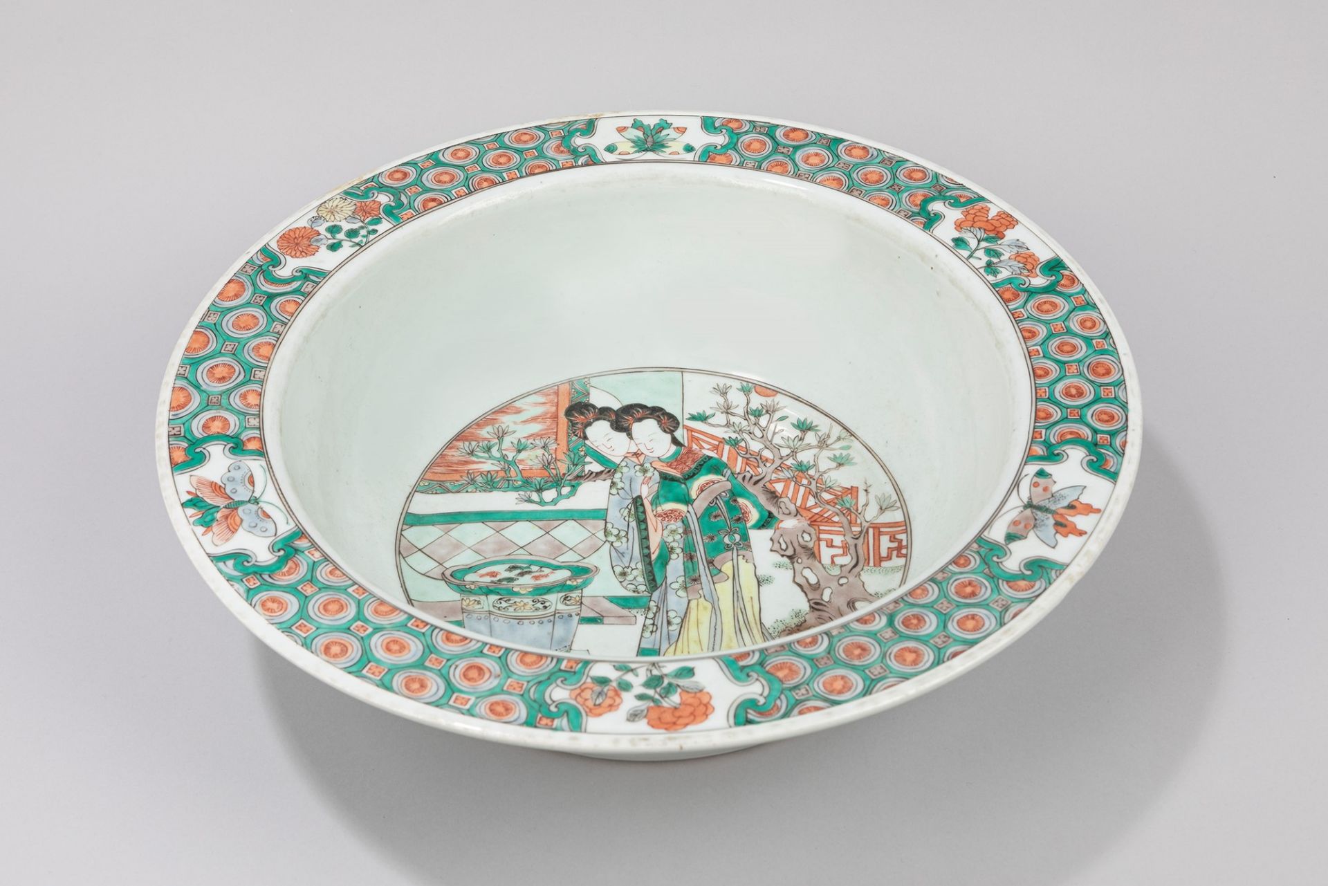 A large famille verte basin. China, late Qing dynasty - Image 2 of 5
