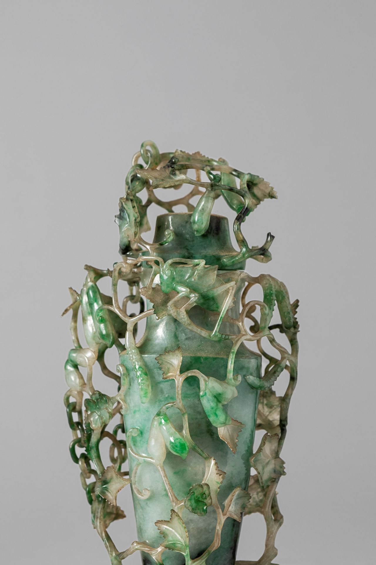 An apple green jade vase with cover. China, late Qing dynasty - Image 2 of 2