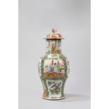 A Canton porcelain vase with cover. Cina, late 19th century