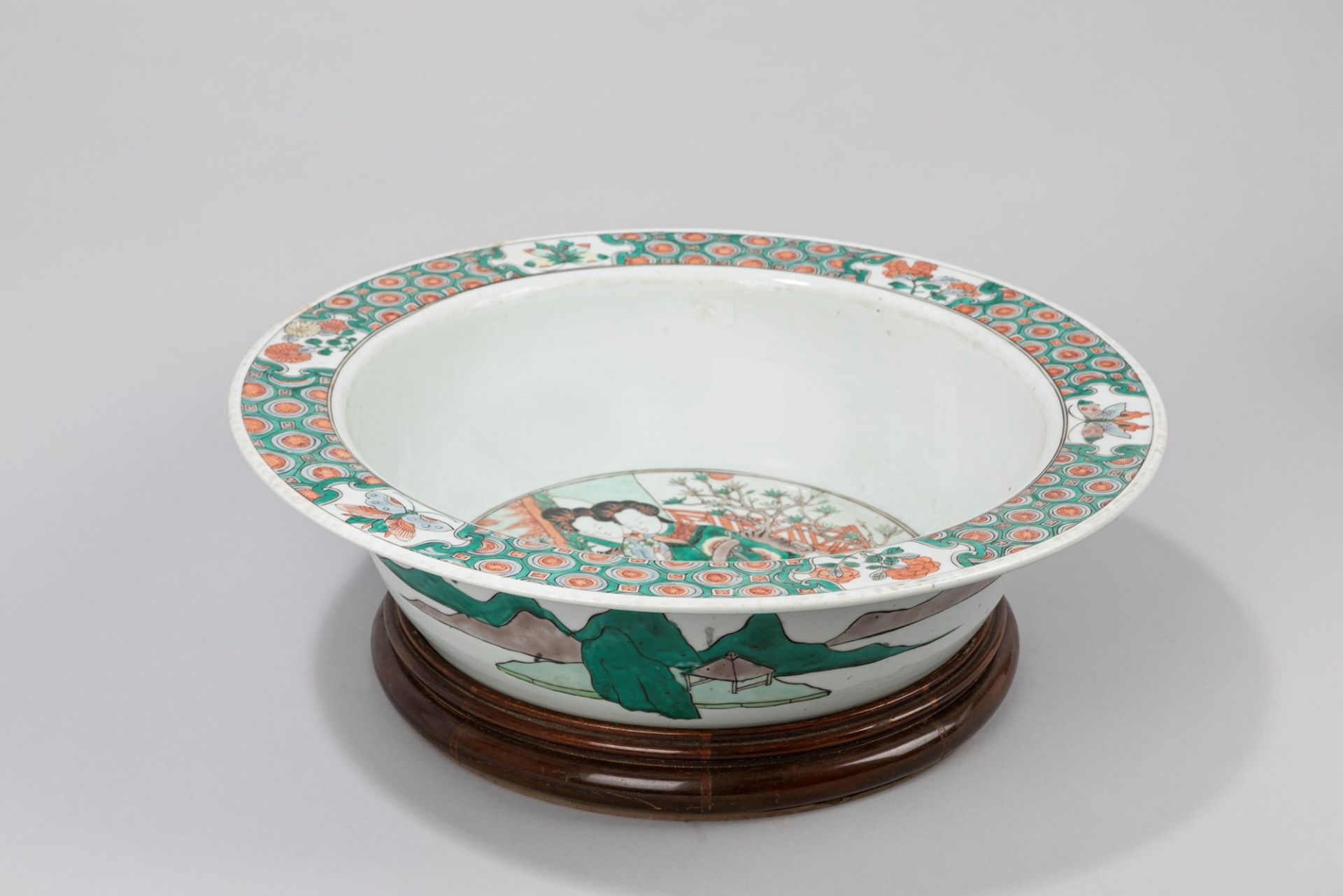 A large famille verte basin. China, late Qing dynasty - Image 5 of 5
