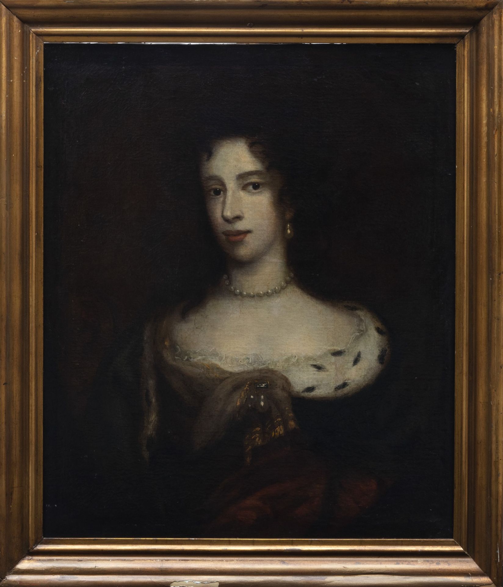 Seguace di Peter Lely - Half-length portrait of a young lady with a set of pearls - Image 3 of 3