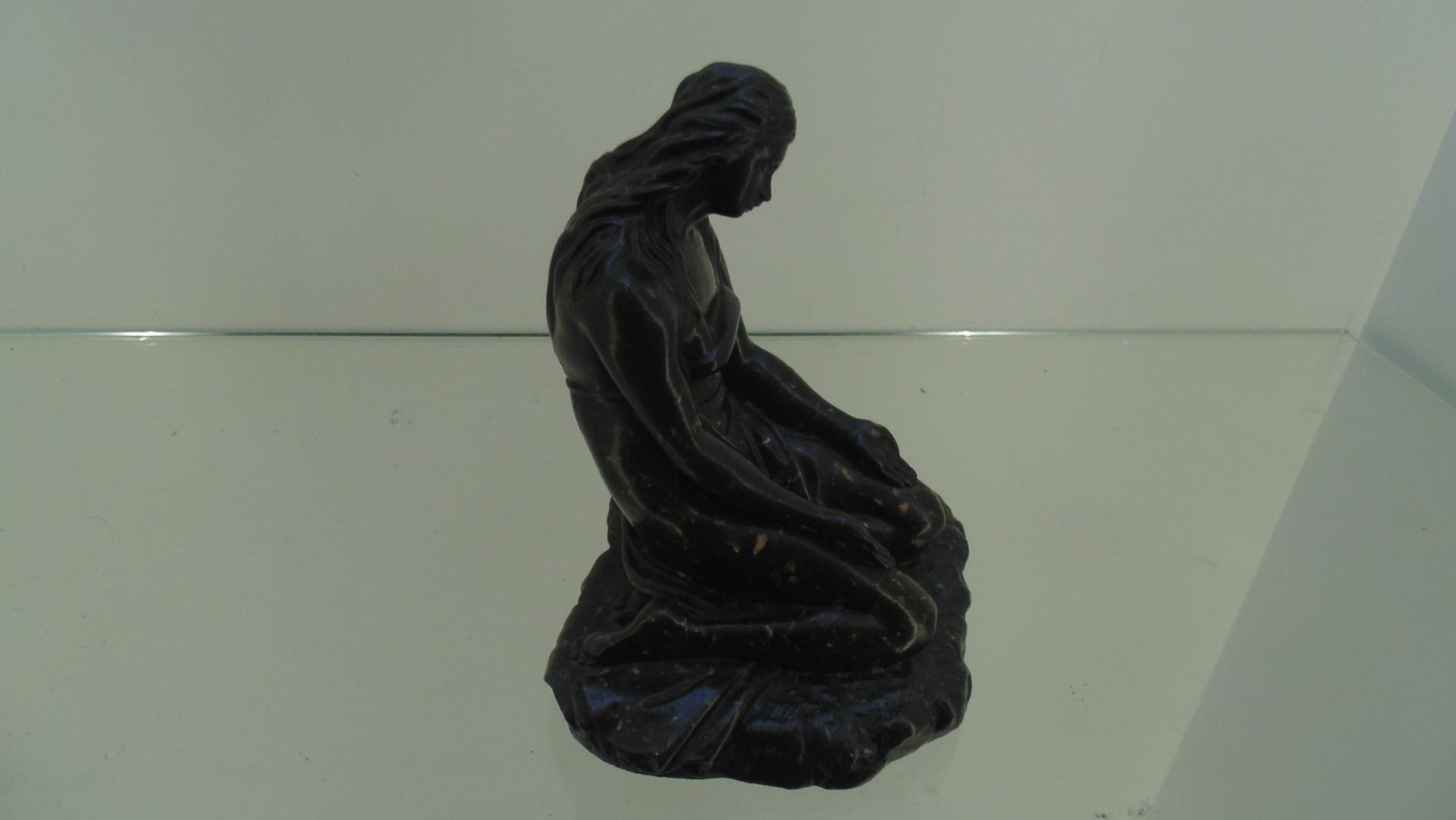 Bronzed Figure of a lady praying - Image 2 of 3