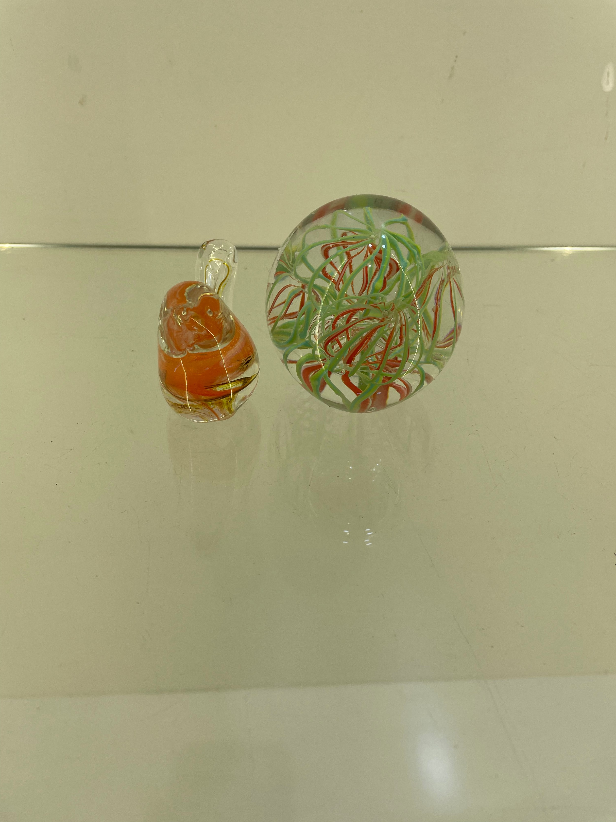 2 paperweights - one depicting a bird (Kerry Glass ) - Bild 2 aus 3