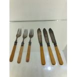 SET OF 3 FISH KNIVES & FORKS IN SILVER PLATE WITH ENGRAVED DESIGN TO THE END OF THE KNIVES. AF.