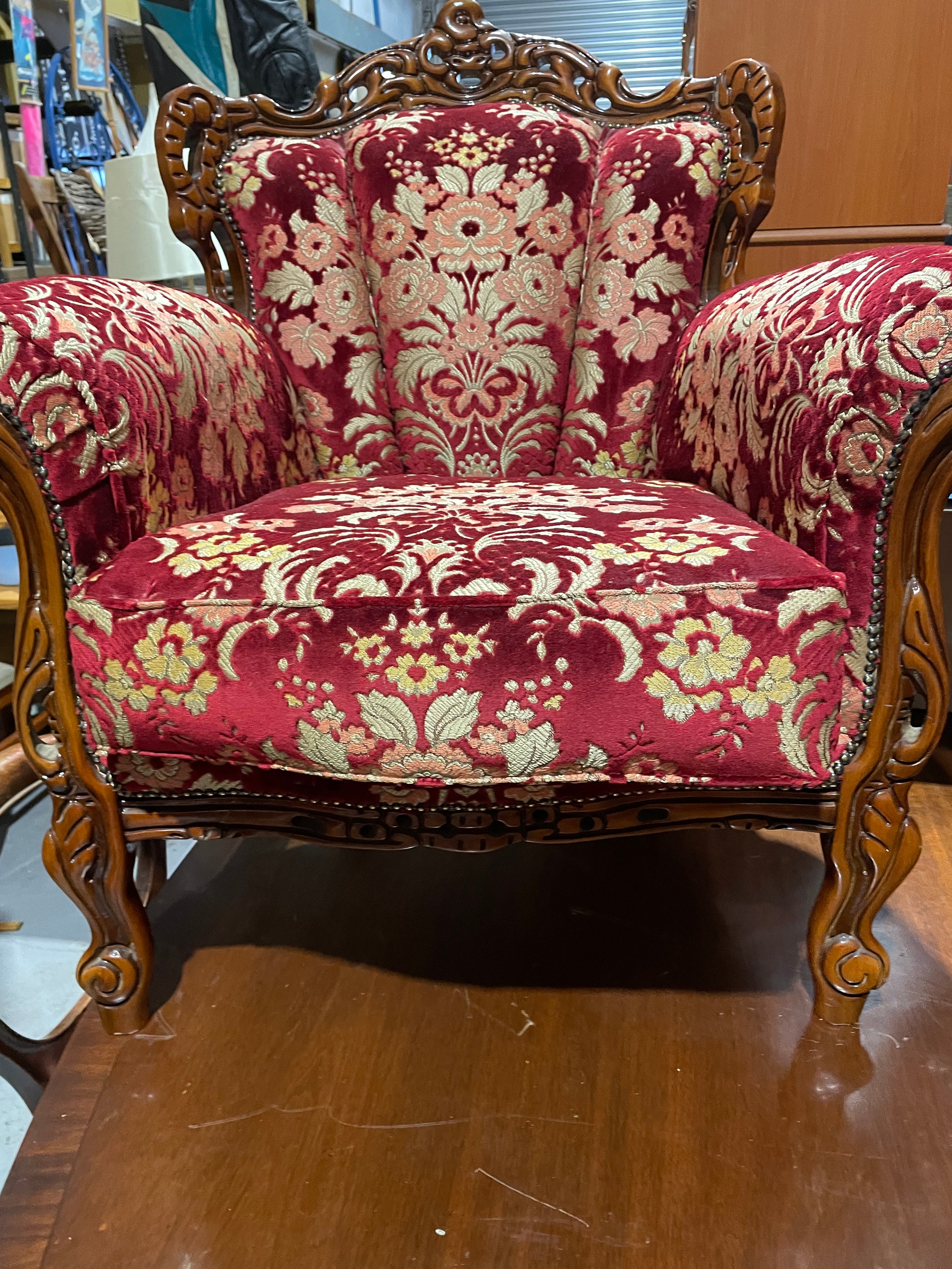 3 piece carved front room sofa set with red floral pattern - Image 2 of 3