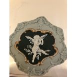 GREEN & WHITE WEDGEWOOD CERAMIC LID WITH CHERUB IN THE CENTRE.