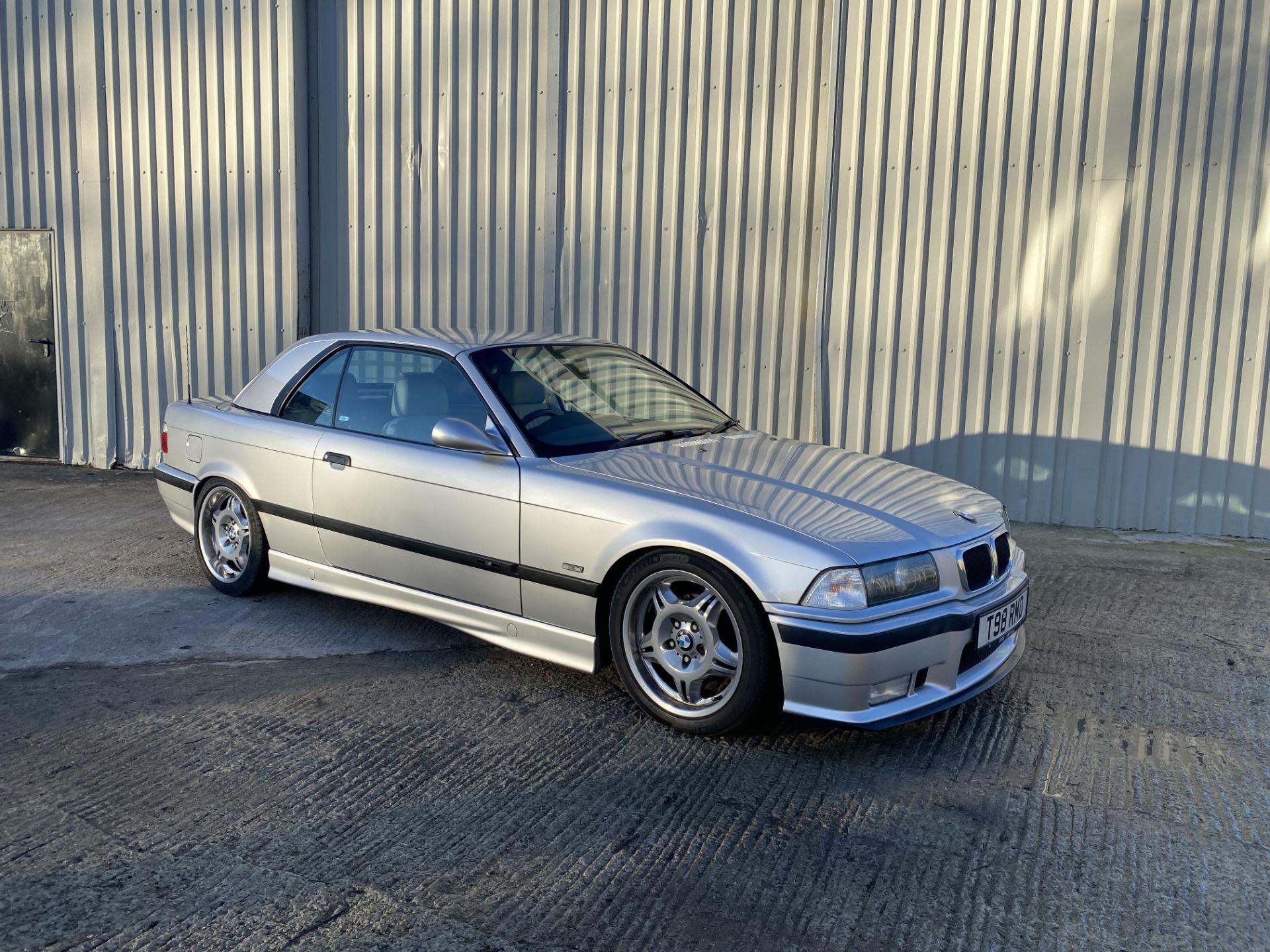 BMW 323i