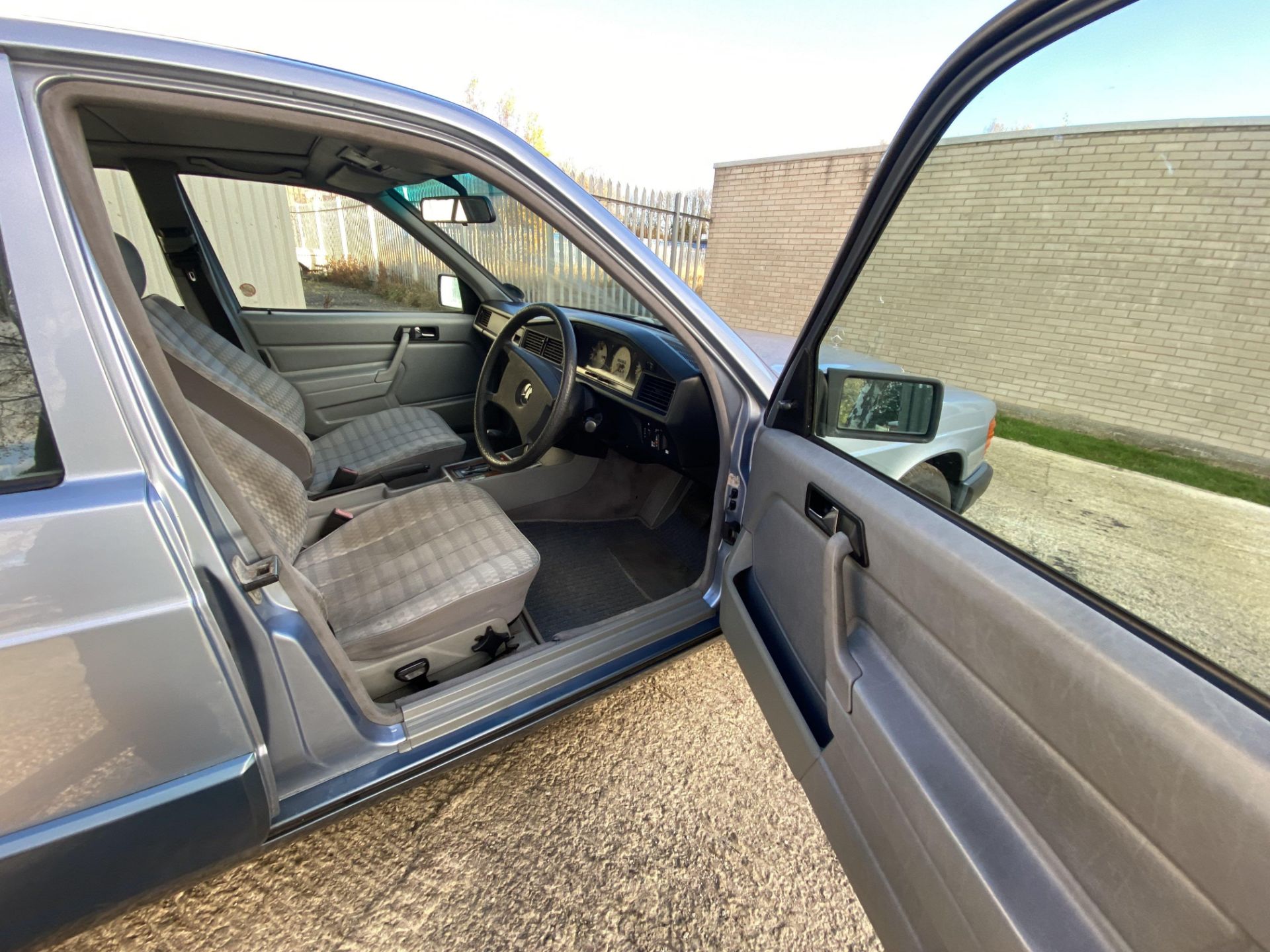 Mercedes 190e - Image 18 of 33