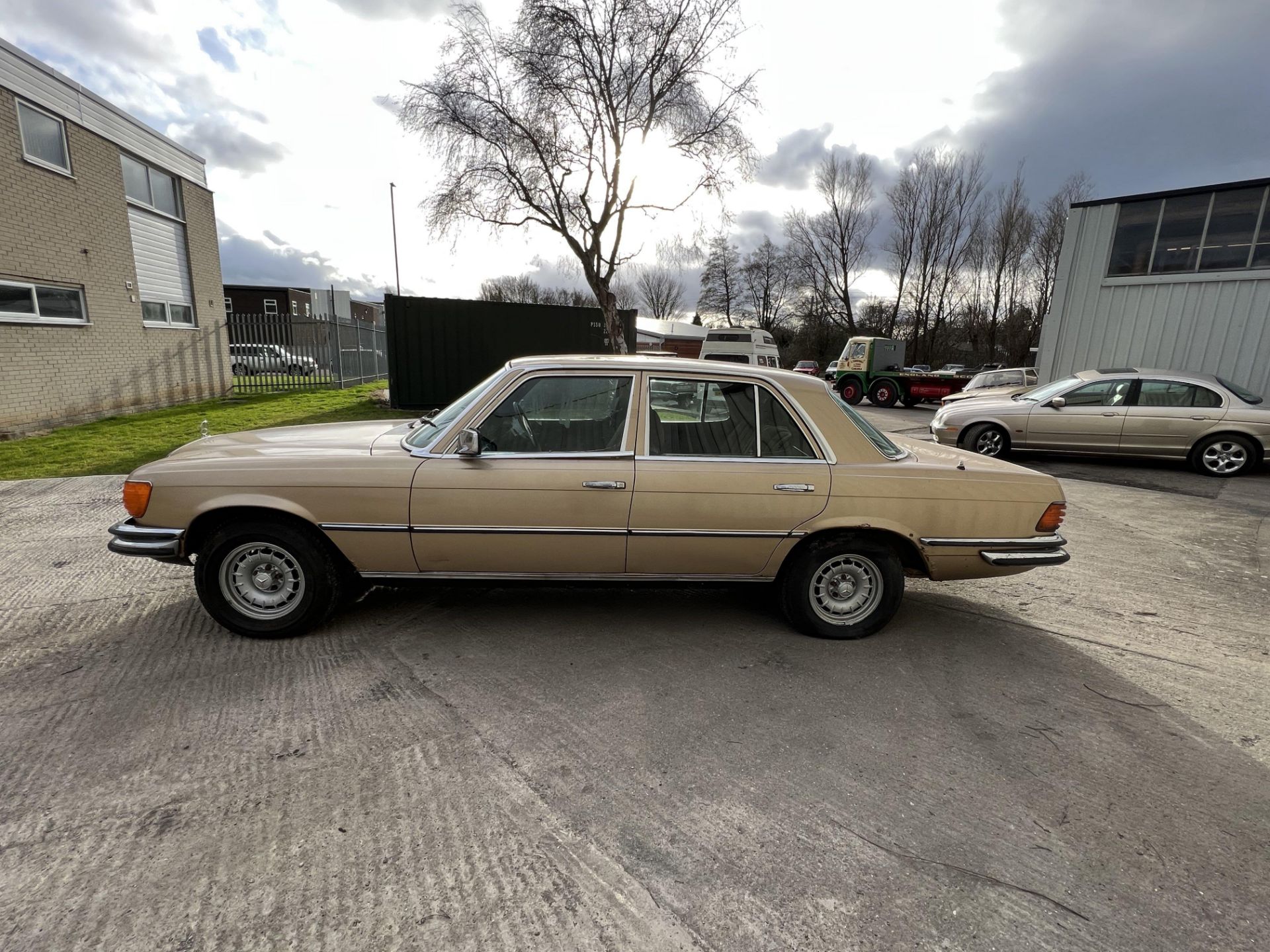 Mercedes-Benz 450SE - Image 7 of 27