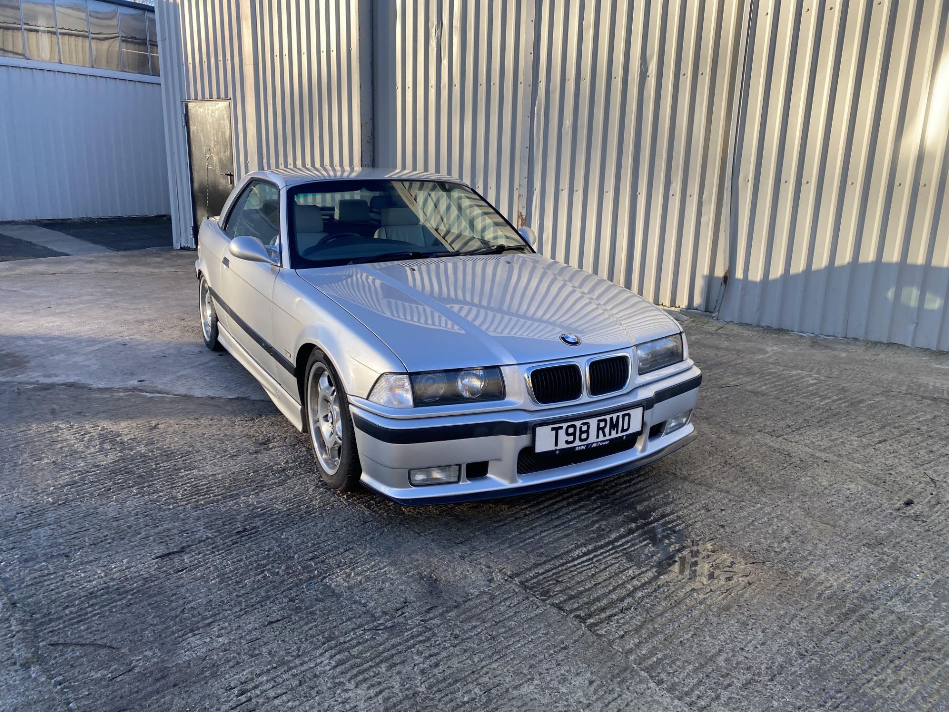 BMW 323i - Image 16 of 50