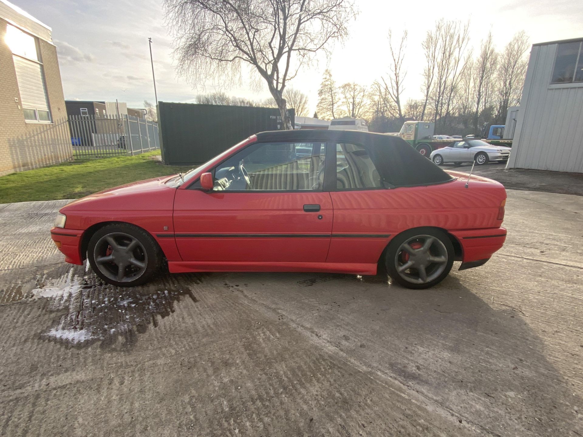 Ford Escort XR3i - Image 9 of 33