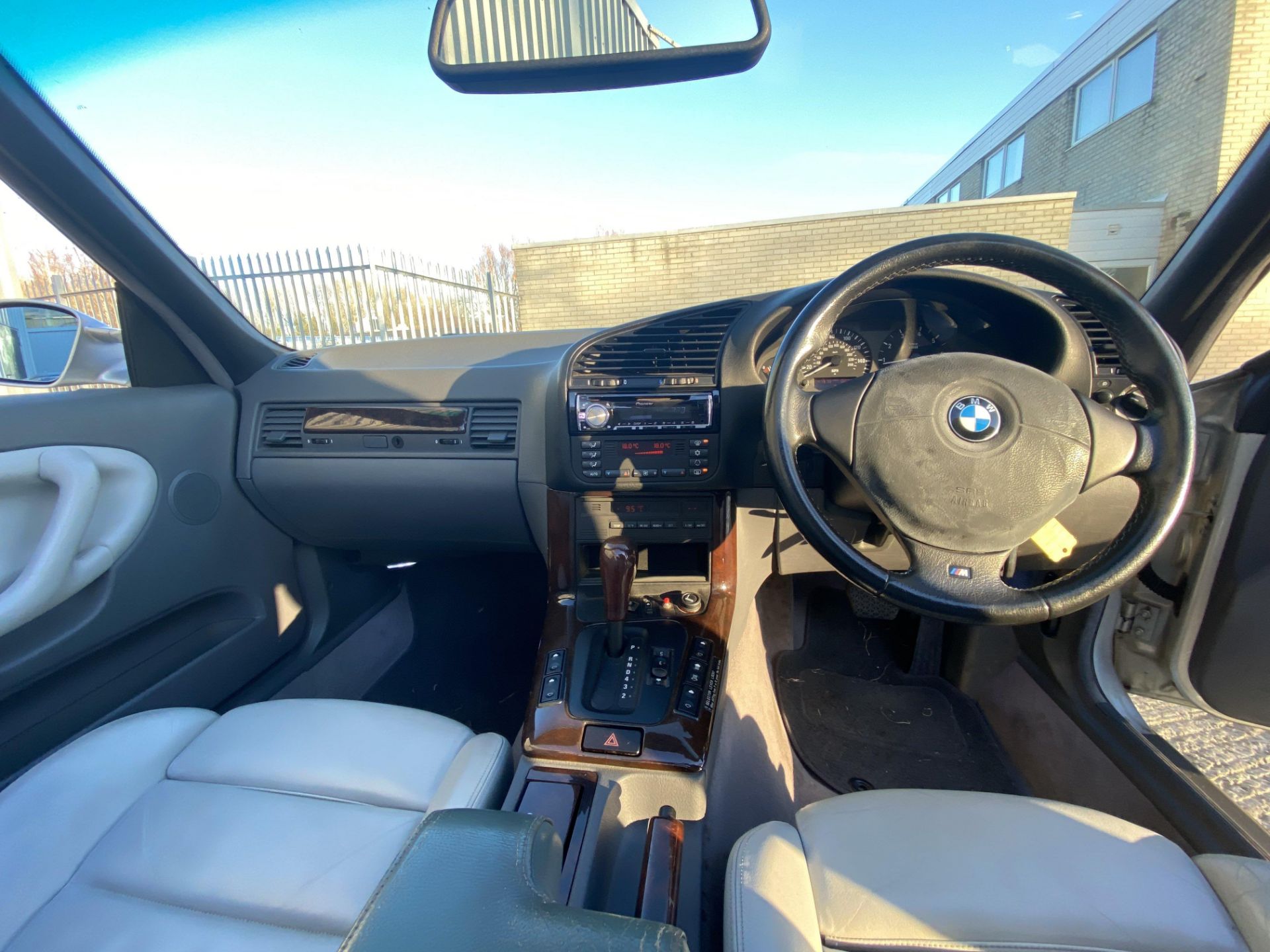 BMW 323i - Image 44 of 50