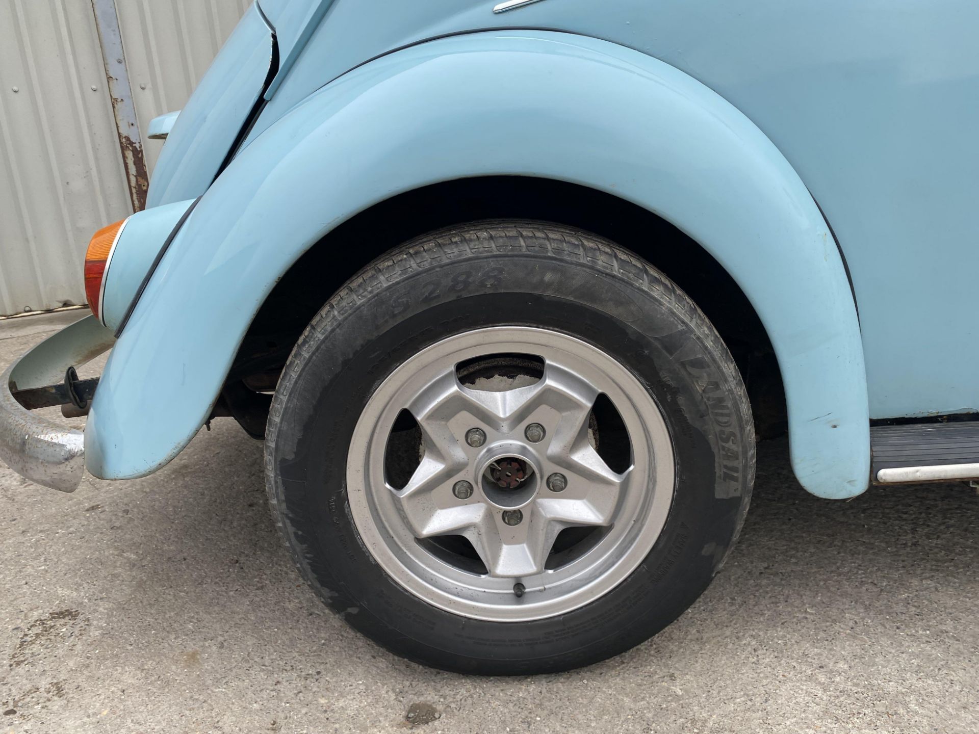 Volkswagen Beetle - Image 15 of 31