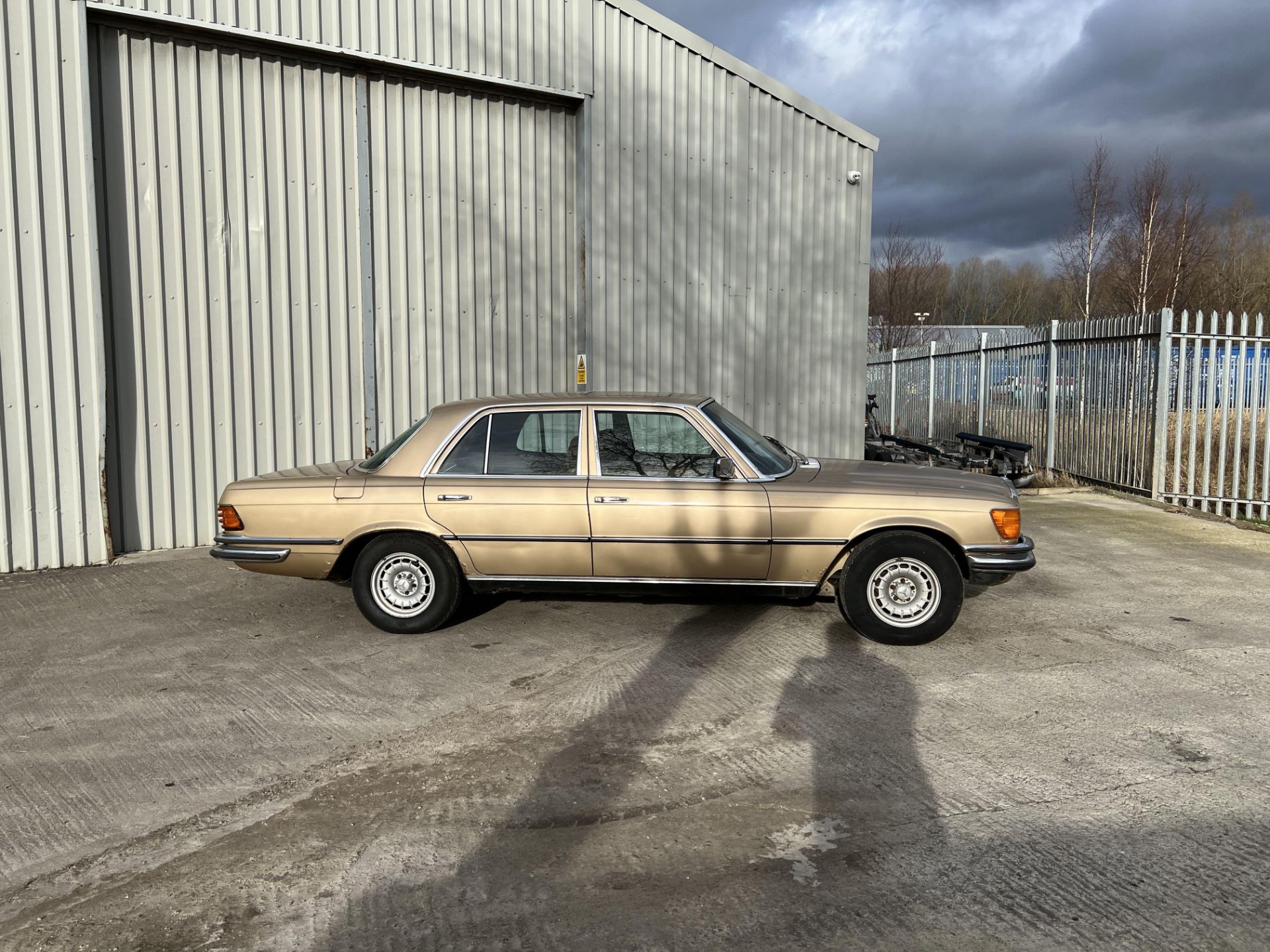 Mercedes-Benz 450SE - Image 2 of 27