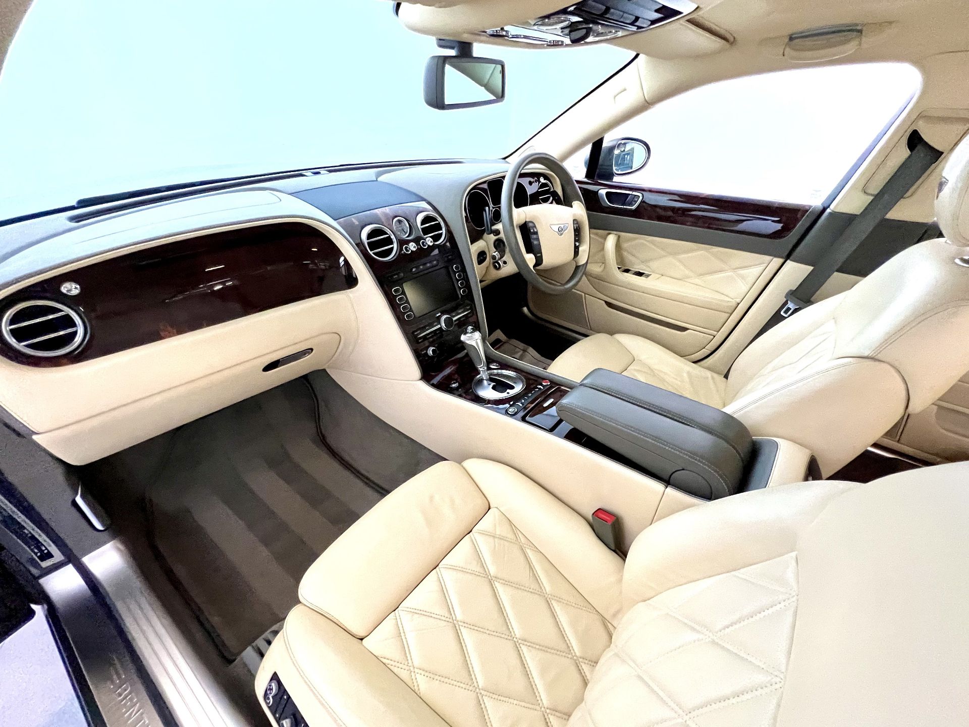 Bentley Flying Spur Mulliner - Image 37 of 47