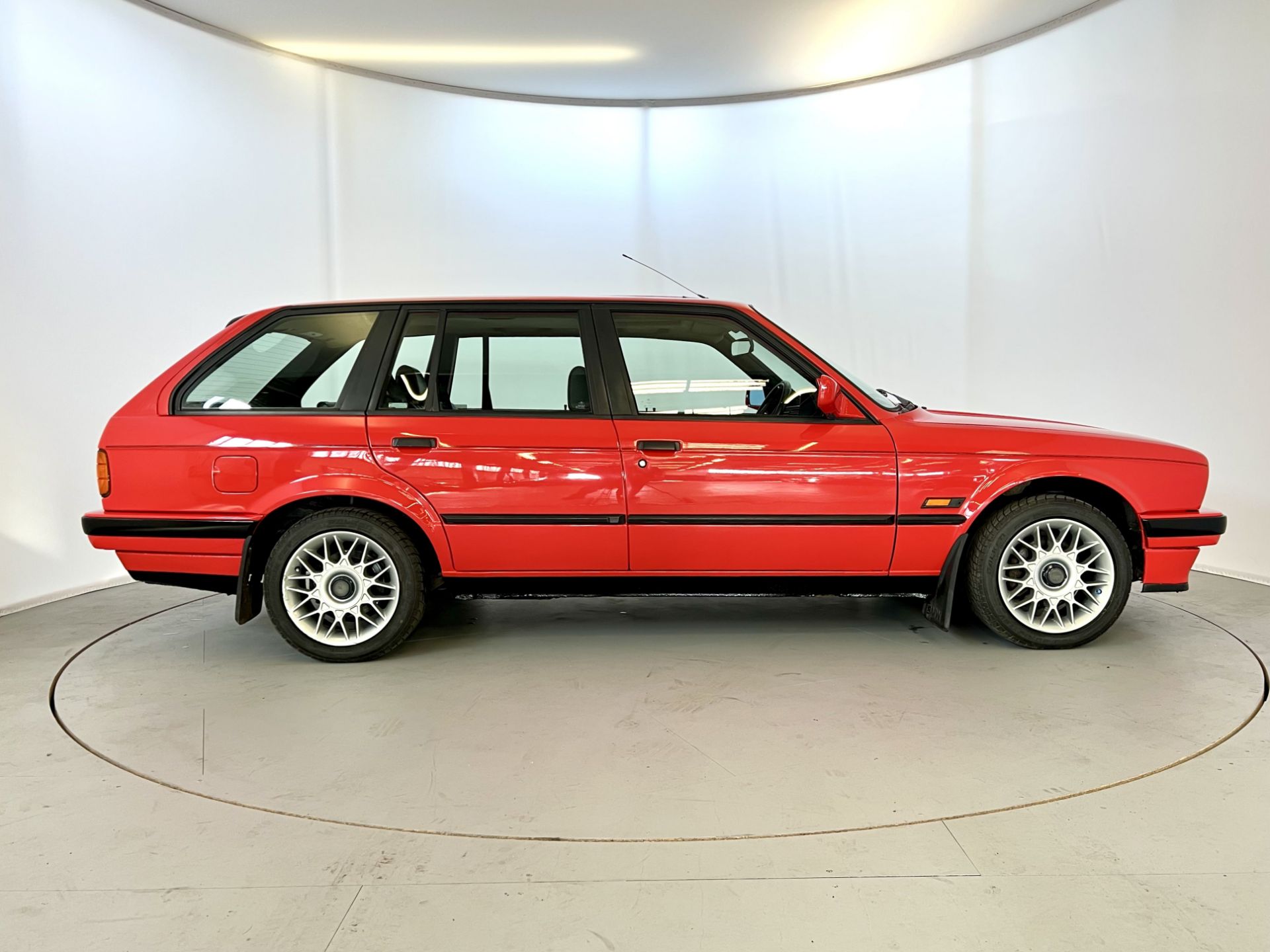 BMW 318 Touring - Image 11 of 37