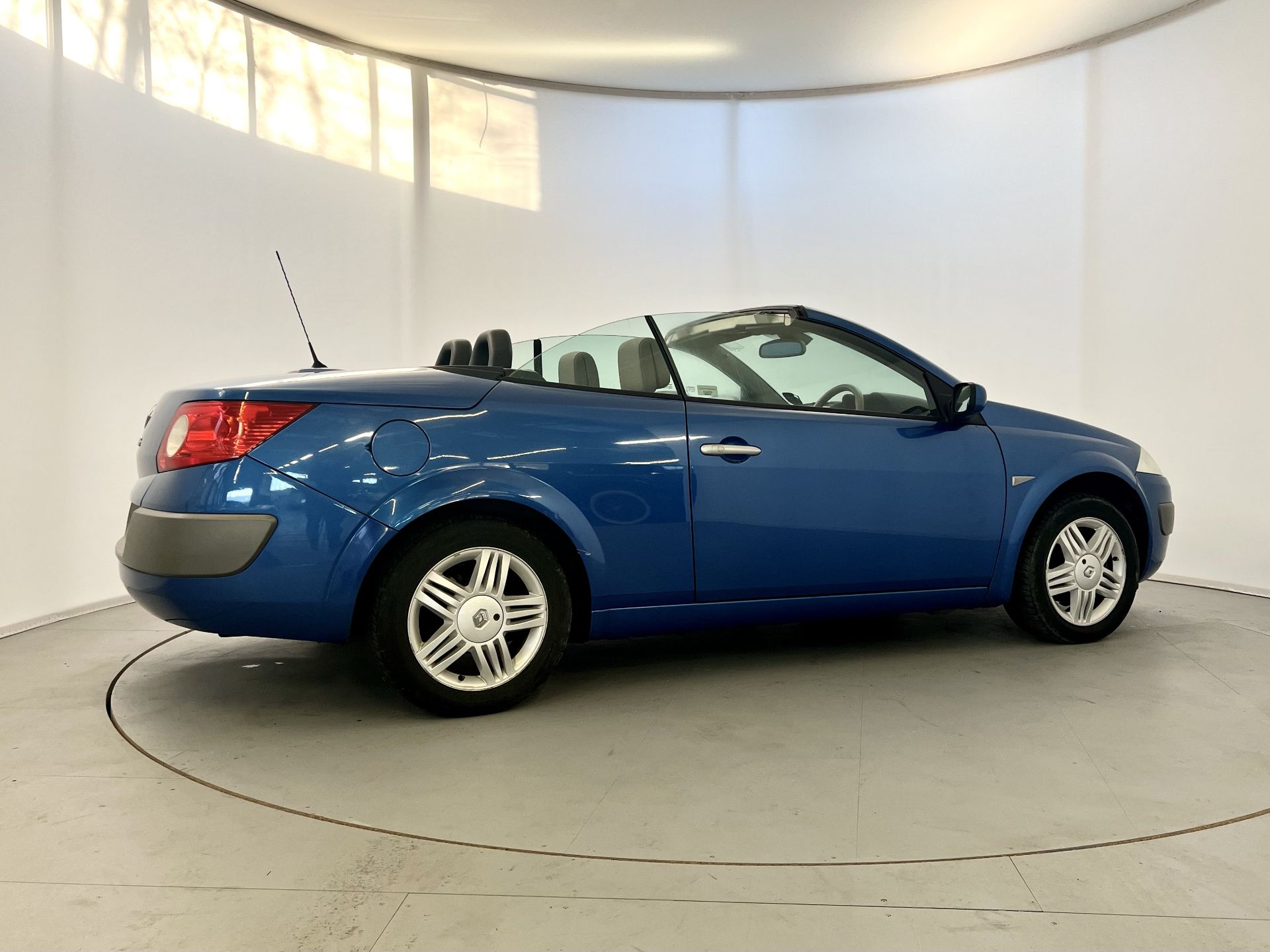 Renault Megane Cabriolet - Image 10 of 34