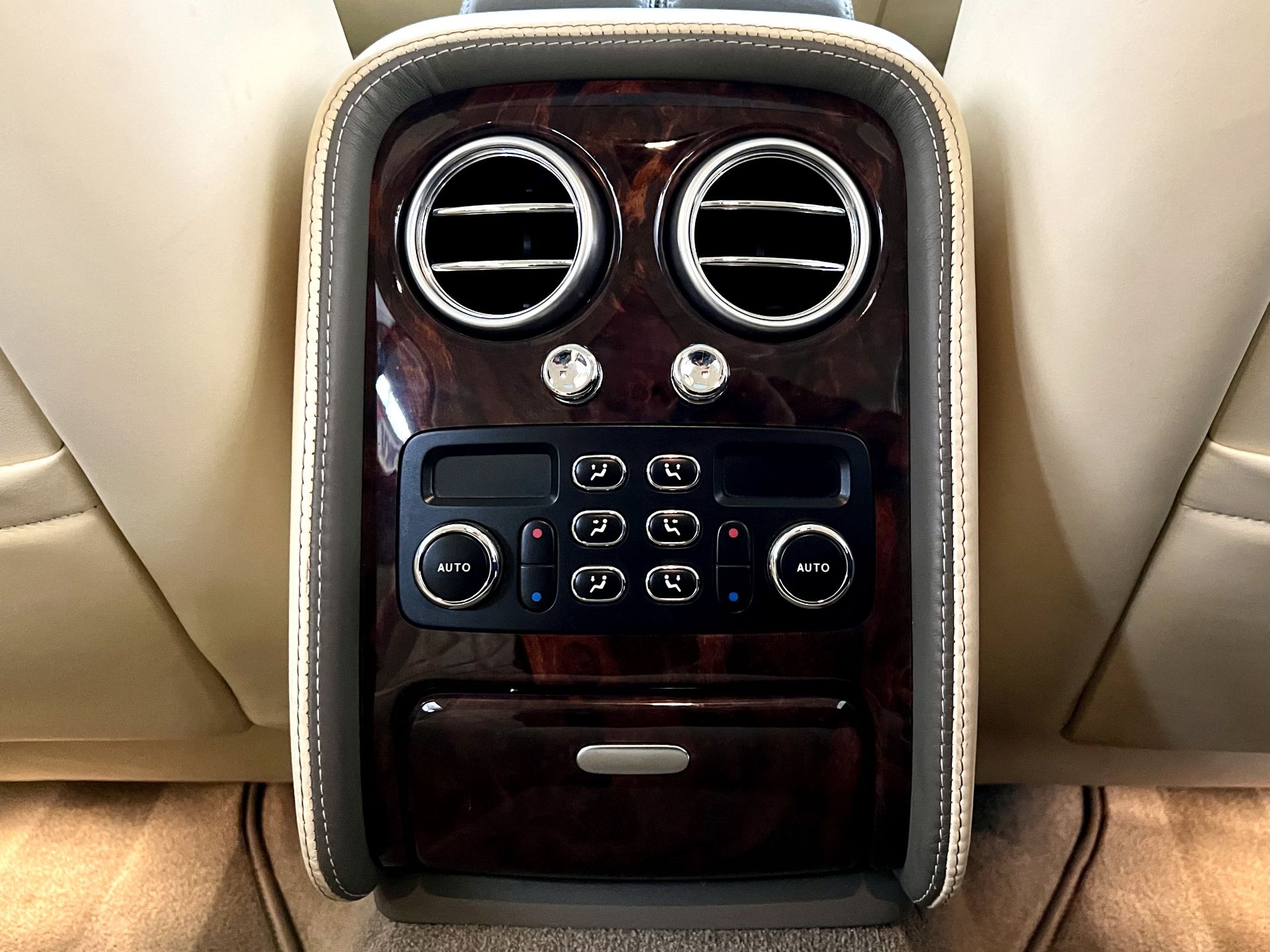 Bentley Flying Spur Mulliner - Image 27 of 47