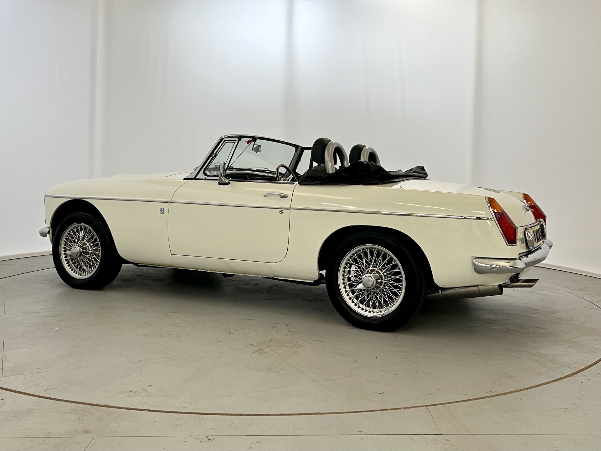 MG B Roadster V8 - Image 6 of 35