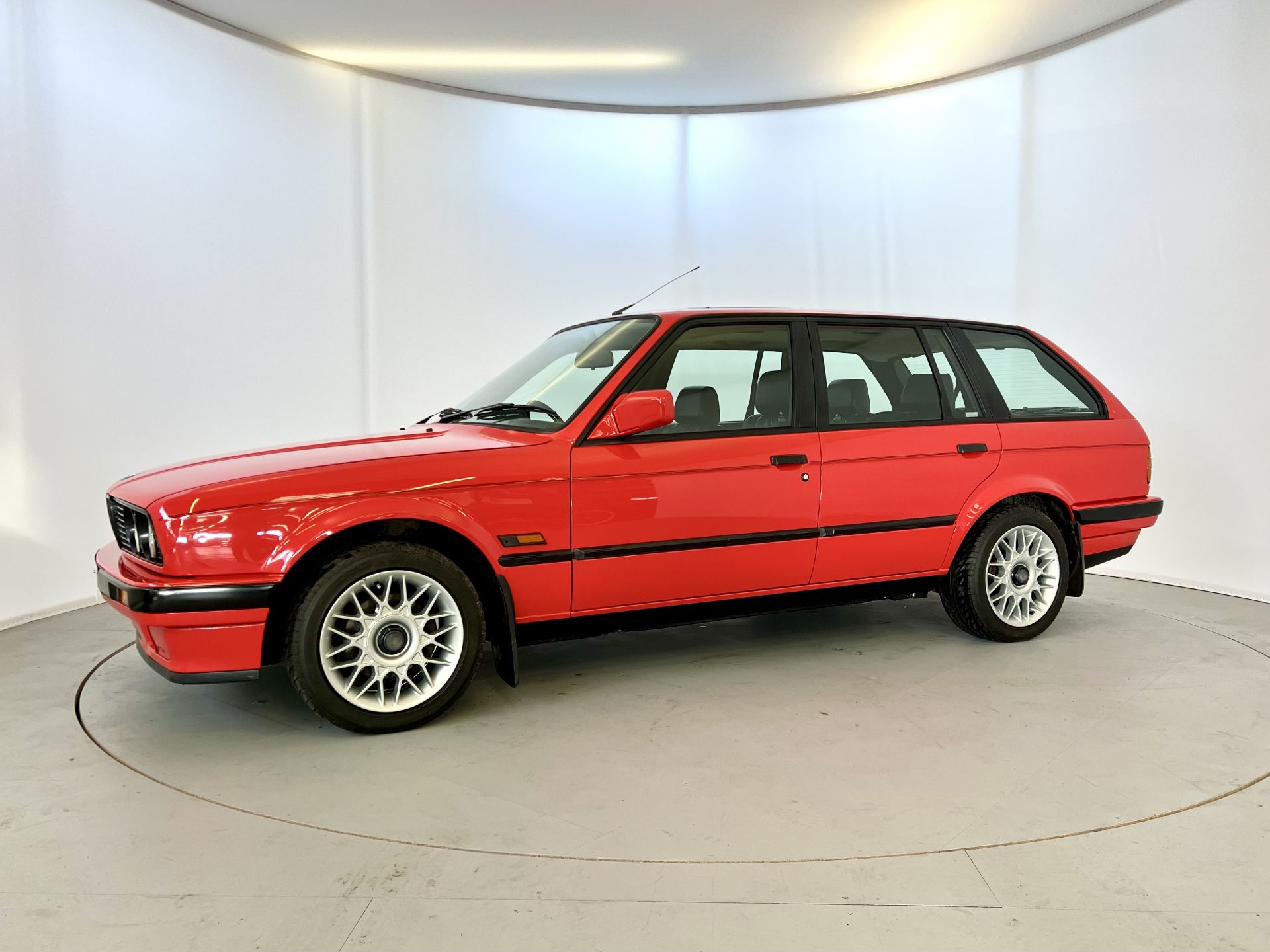 BMW 318 Touring - Image 4 of 37