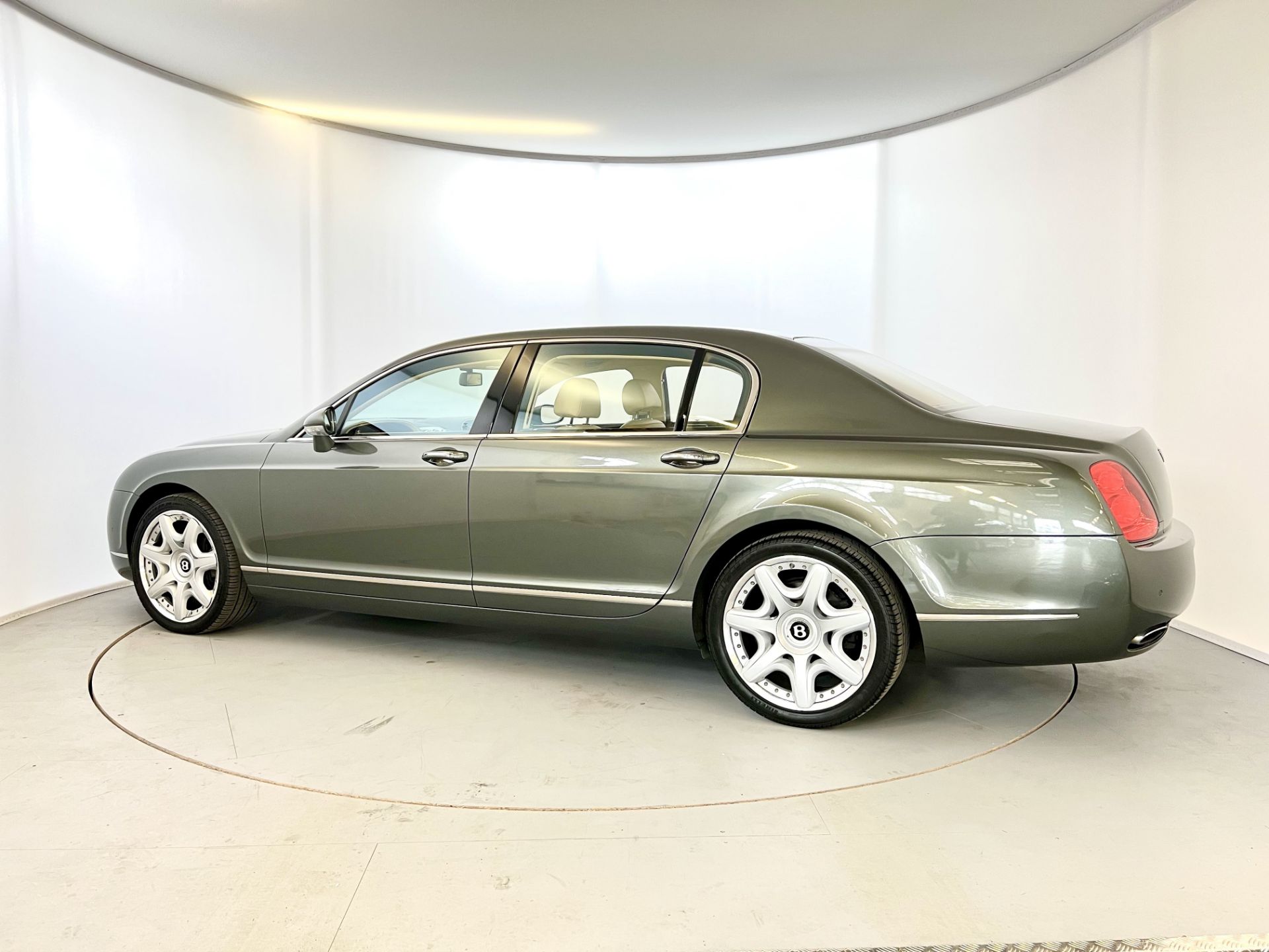 Bentley Flying Spur Mulliner - Image 6 of 47