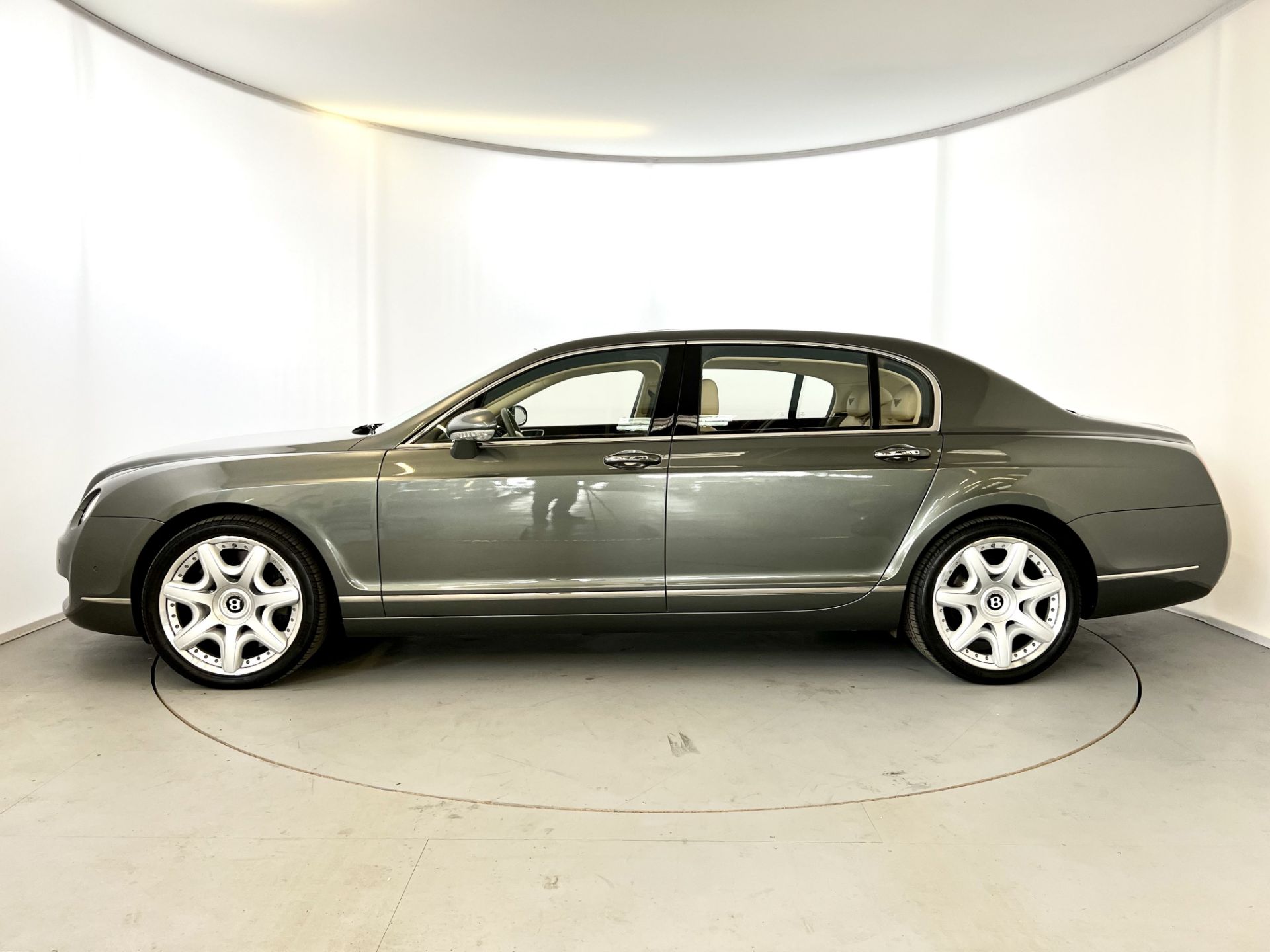 Bentley Flying Spur Mulliner - Image 5 of 47