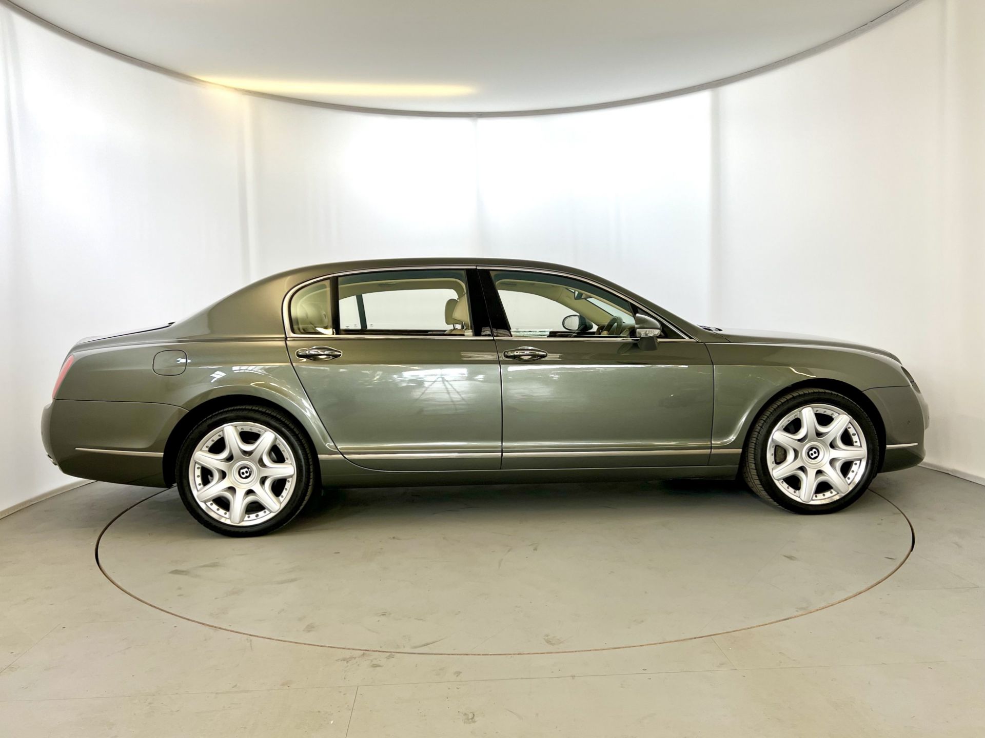 Bentley Flying Spur Mulliner - Image 11 of 47