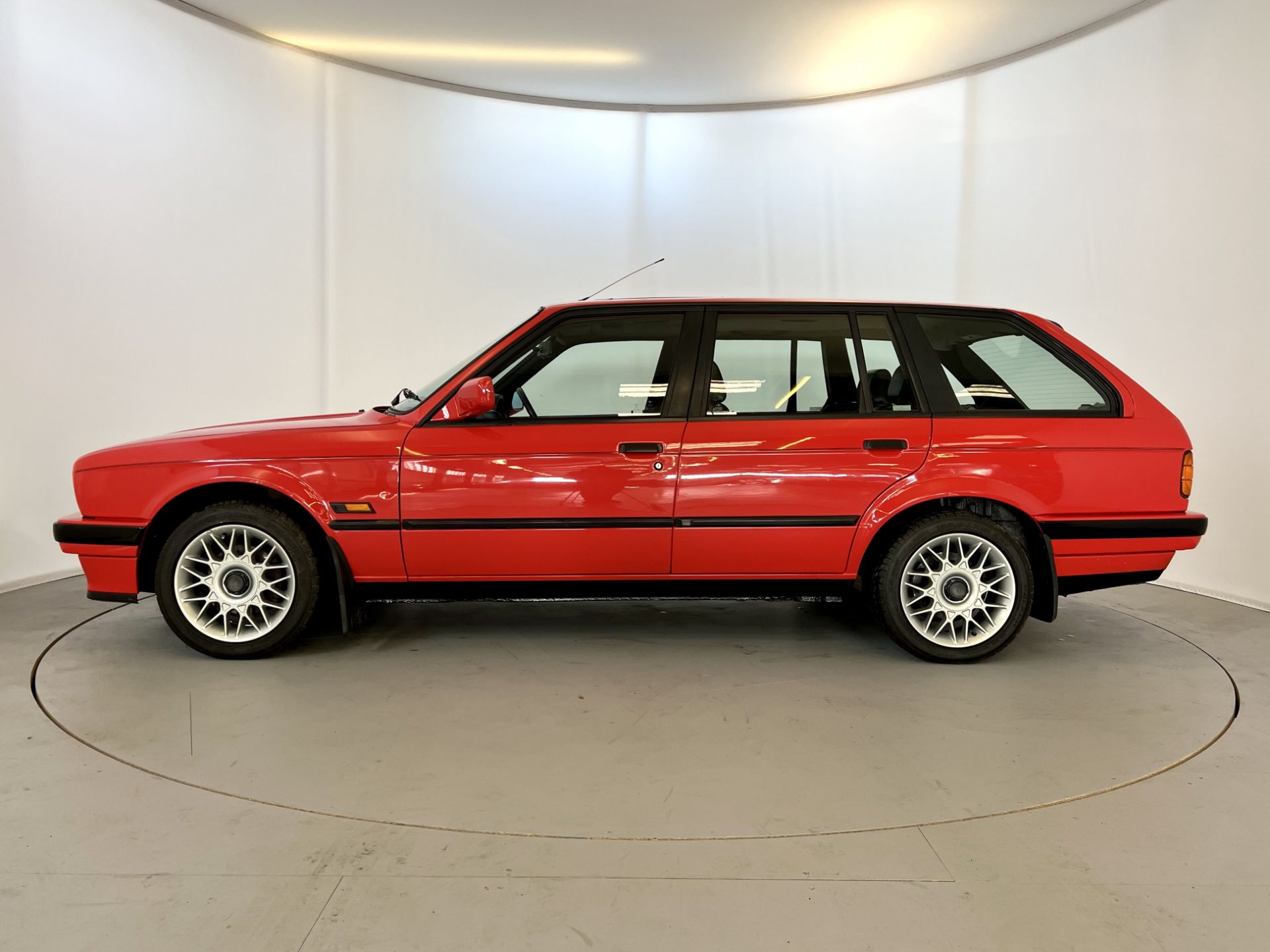 BMW 318 Touring - Image 5 of 37