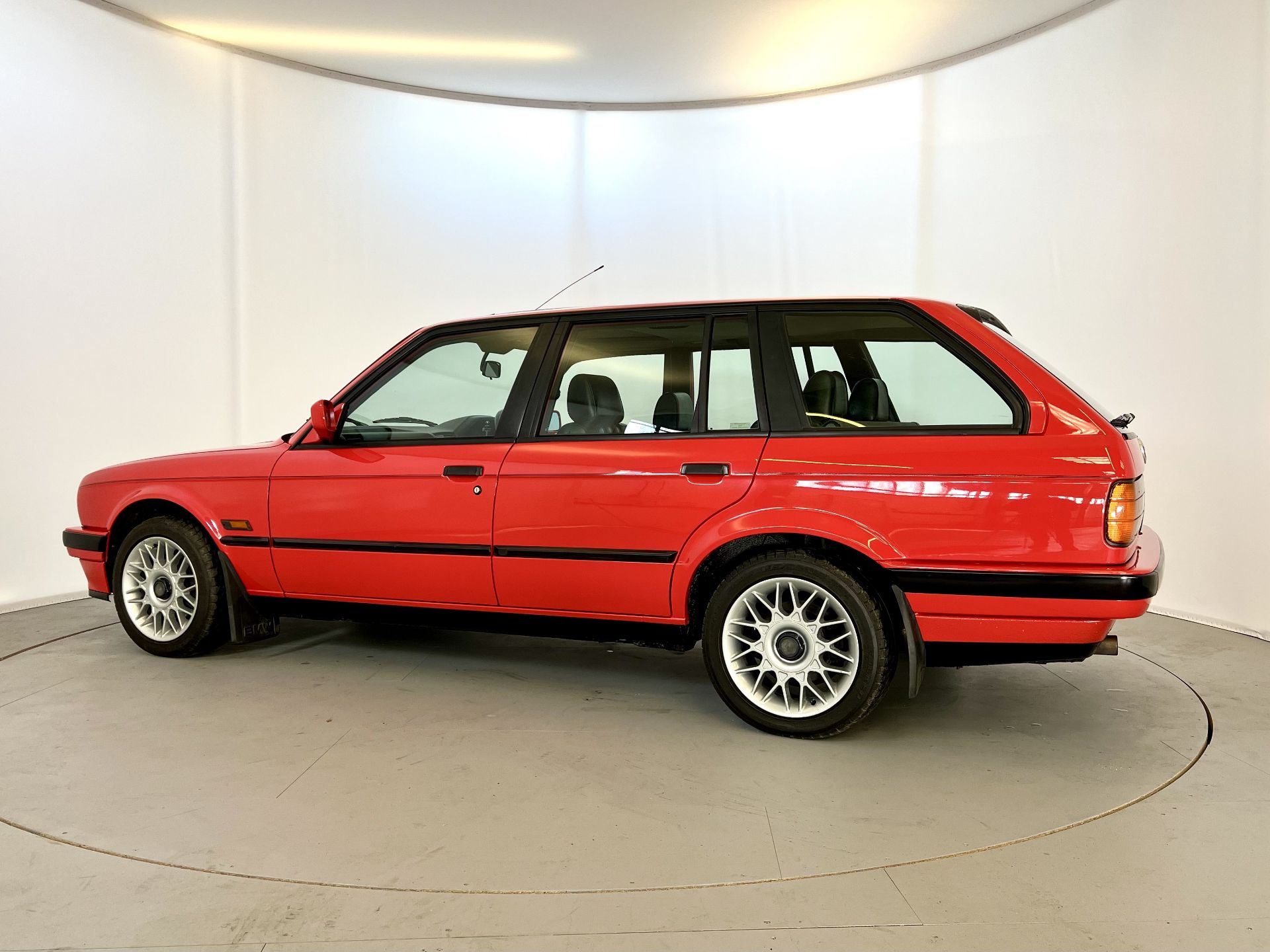 BMW 318 Touring - Image 6 of 37