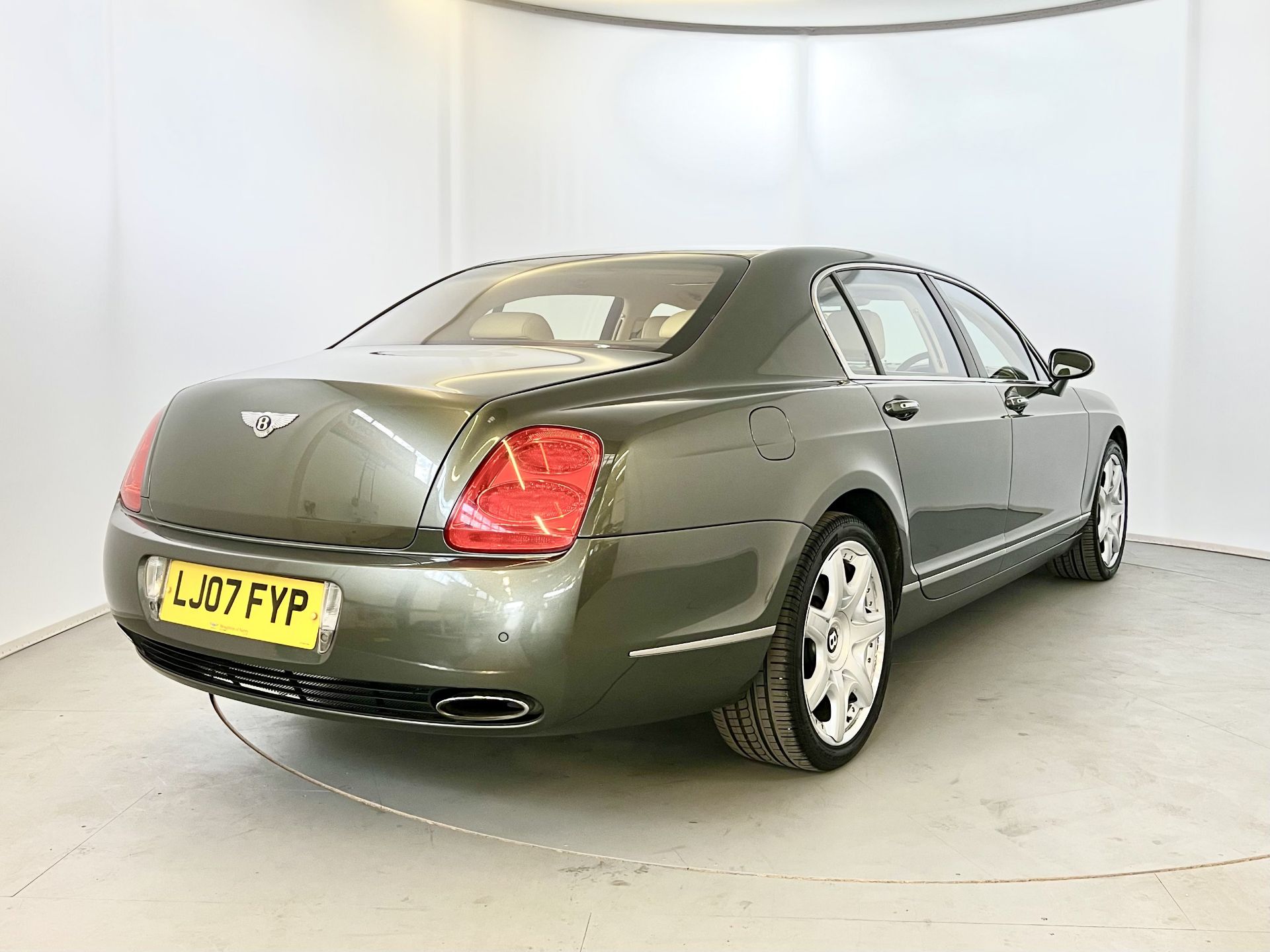 Bentley Flying Spur Mulliner - Image 9 of 47