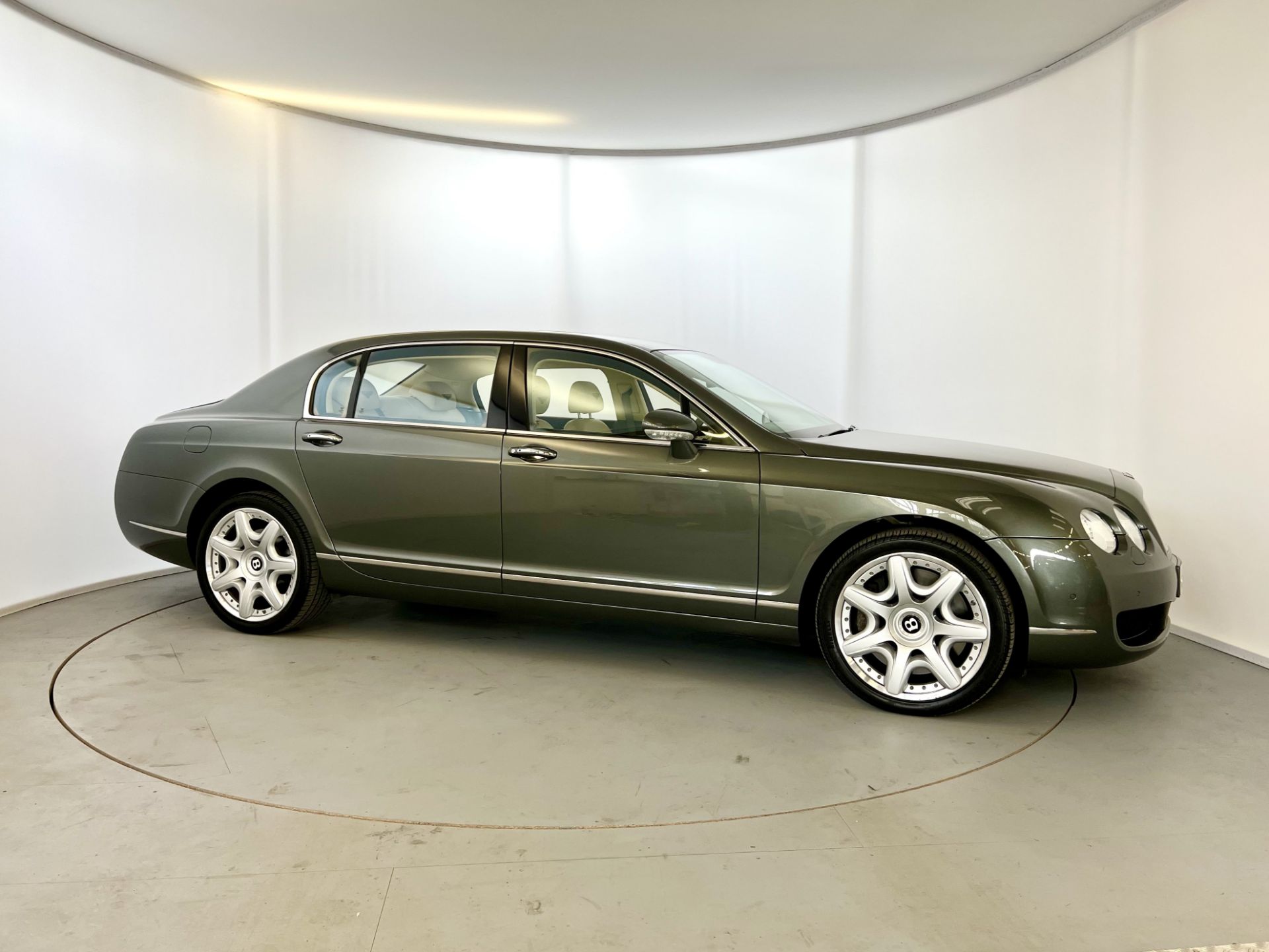 Bentley Flying Spur Mulliner - Image 12 of 47