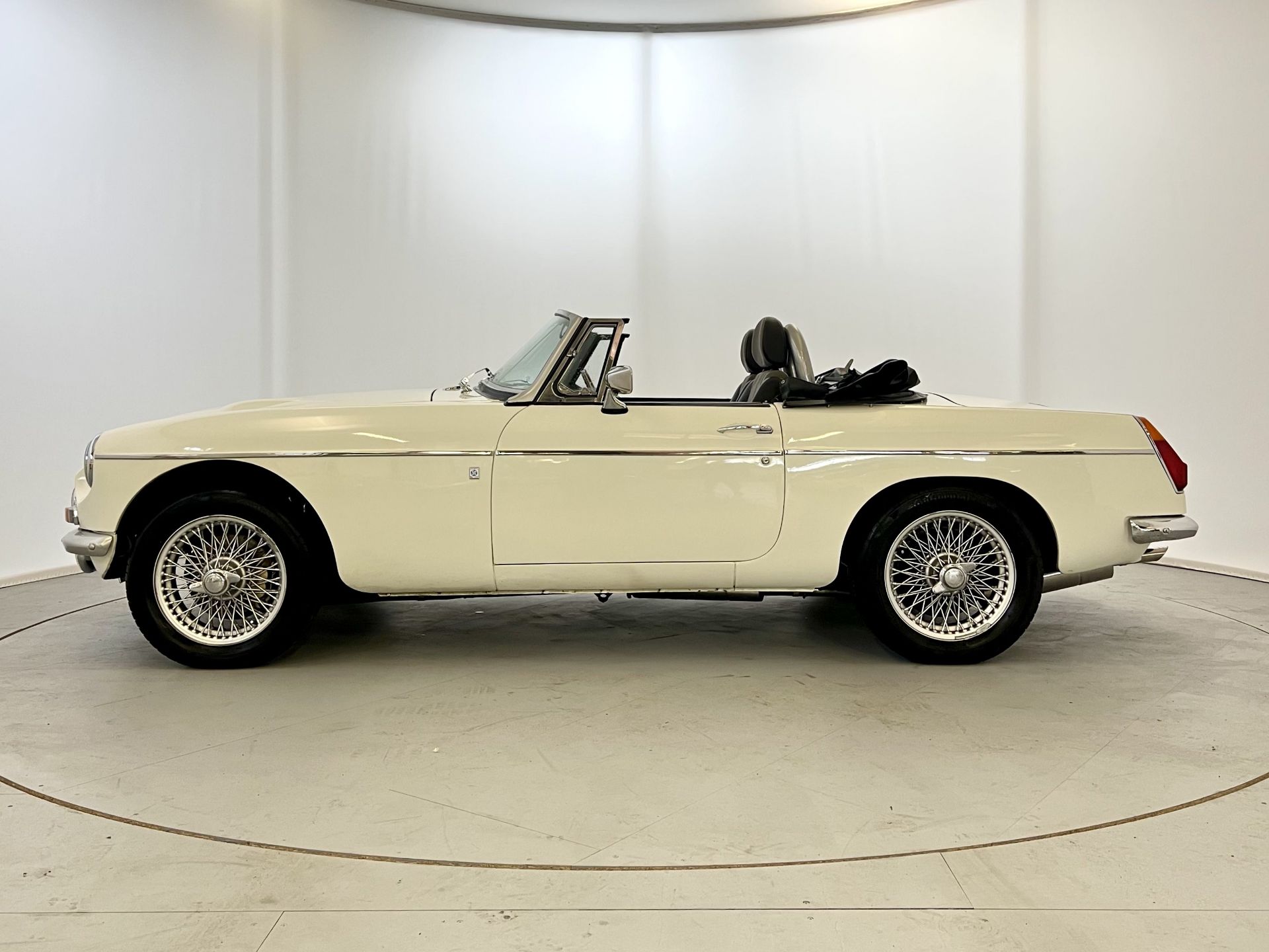 MG B Roadster V8 - Image 5 of 35