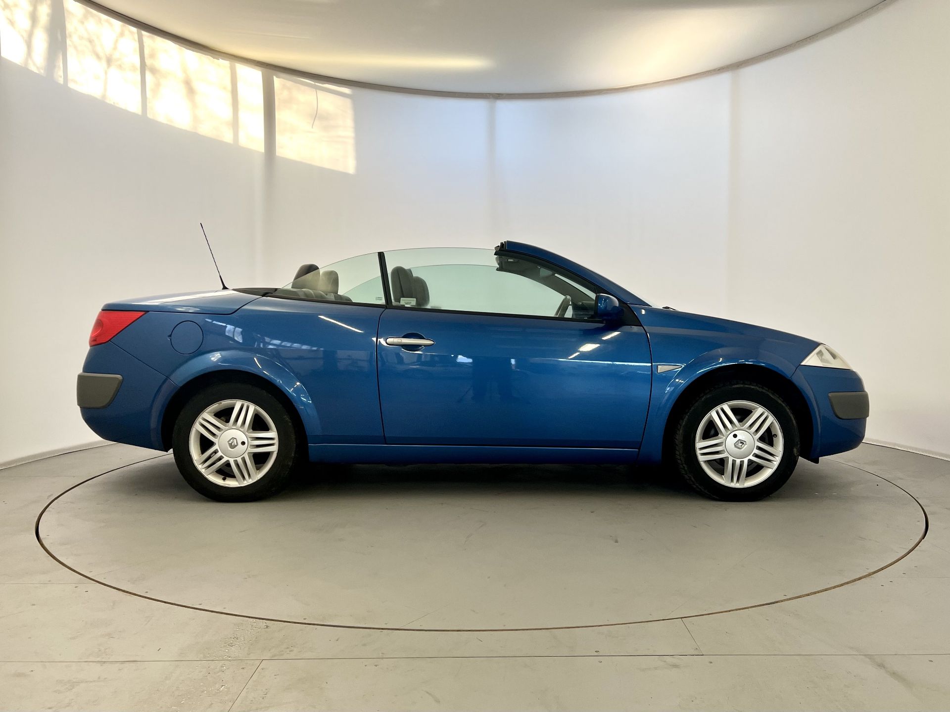 Renault Megane Cabriolet - Image 11 of 34