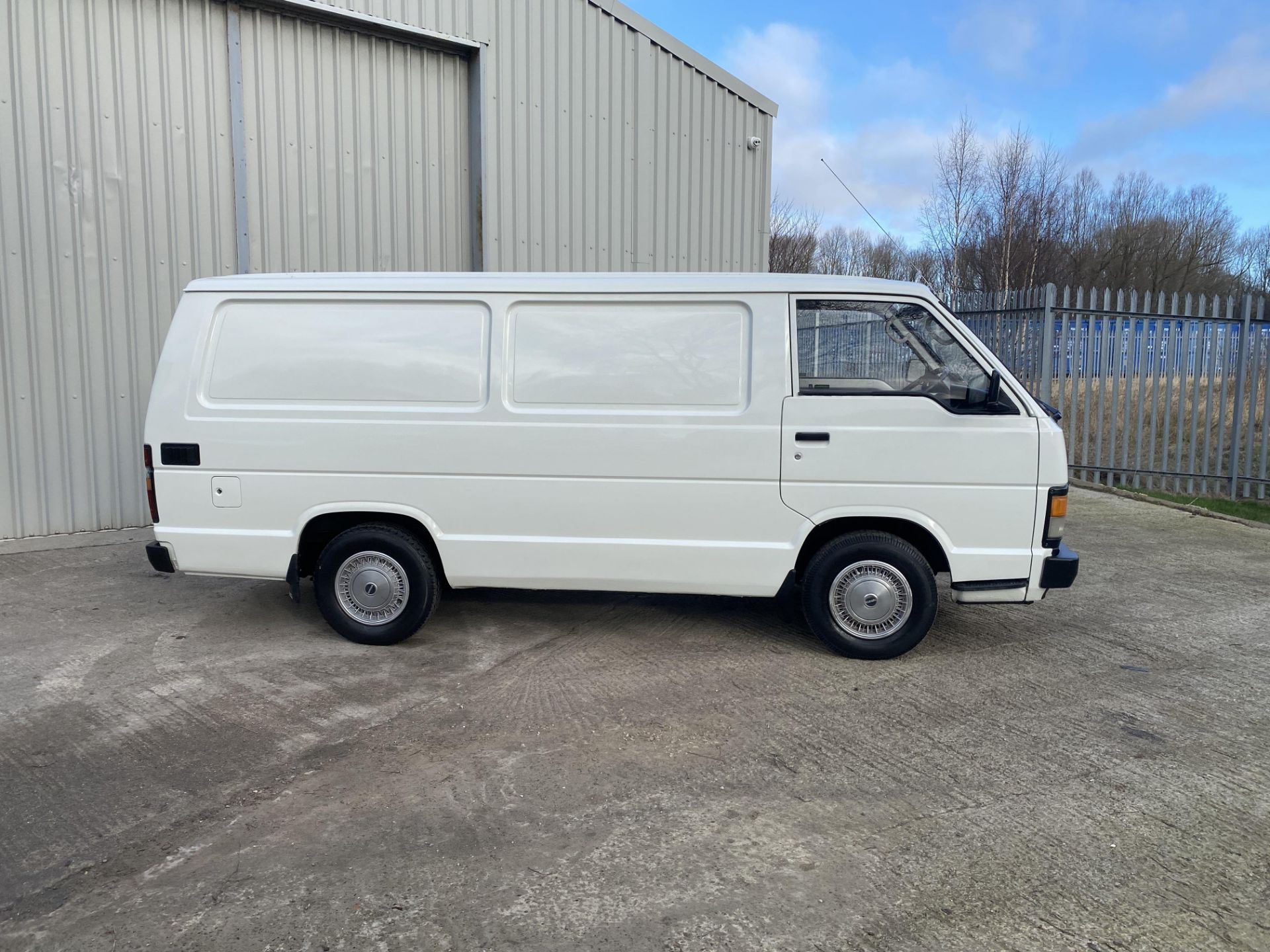 Toyota Hi-Ace - Image 3 of 30